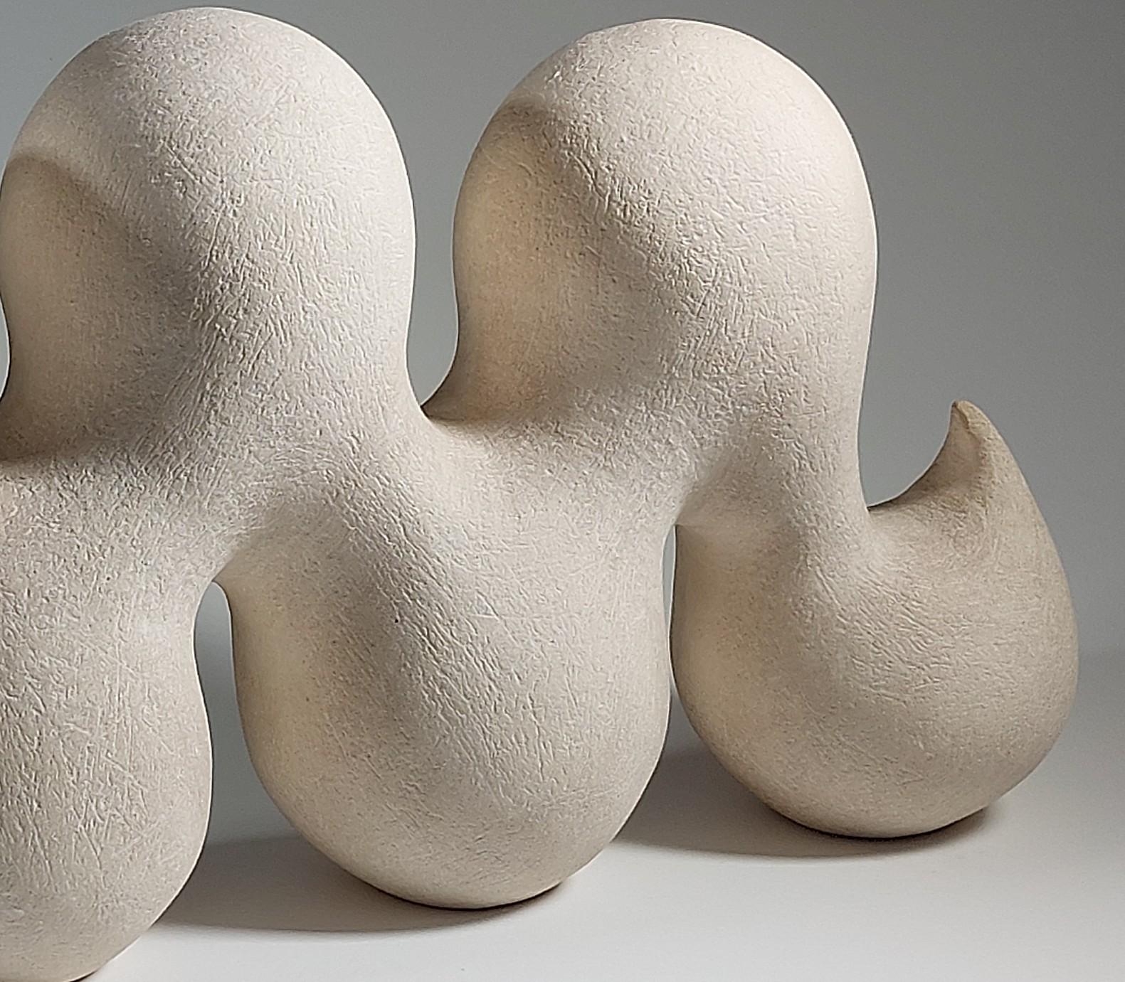 Moderno Wave - Scultura contemporanea in ceramica bianca di Rachel Peters, Regno Unito, In magazzino. in vendita