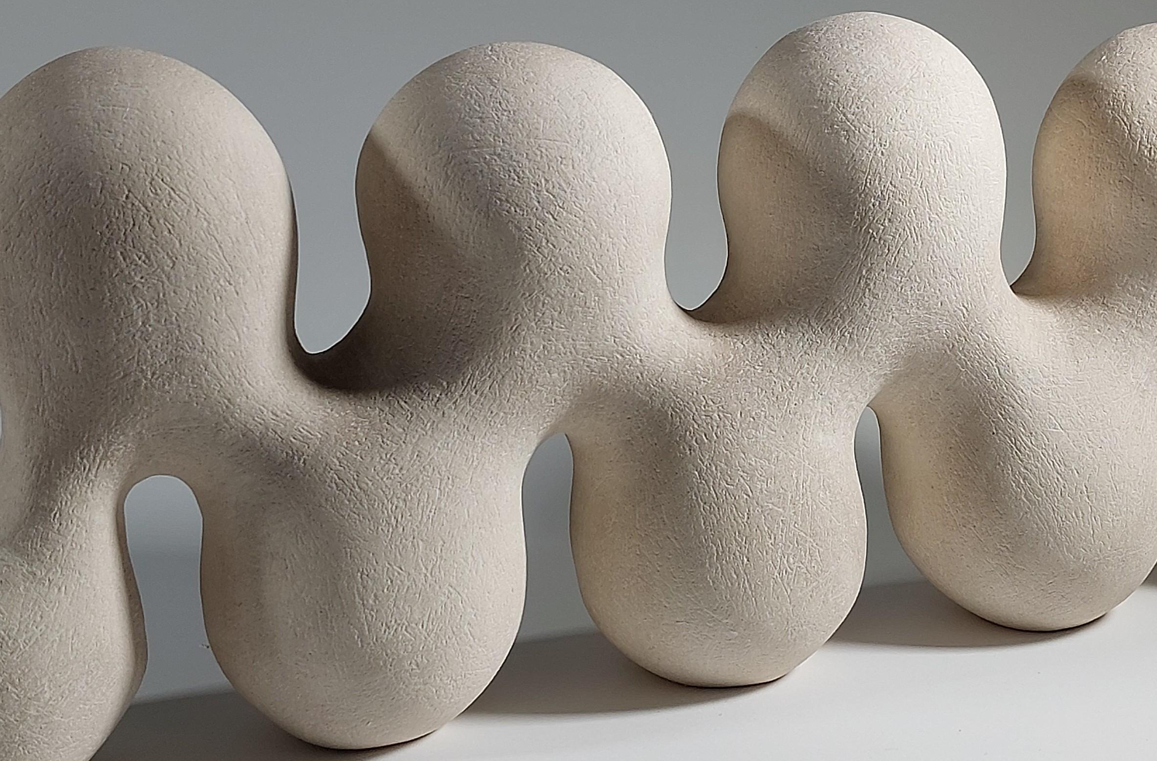 Britannico Wave - Scultura contemporanea in ceramica bianca di Rachel Peters, Regno Unito, In magazzino. in vendita