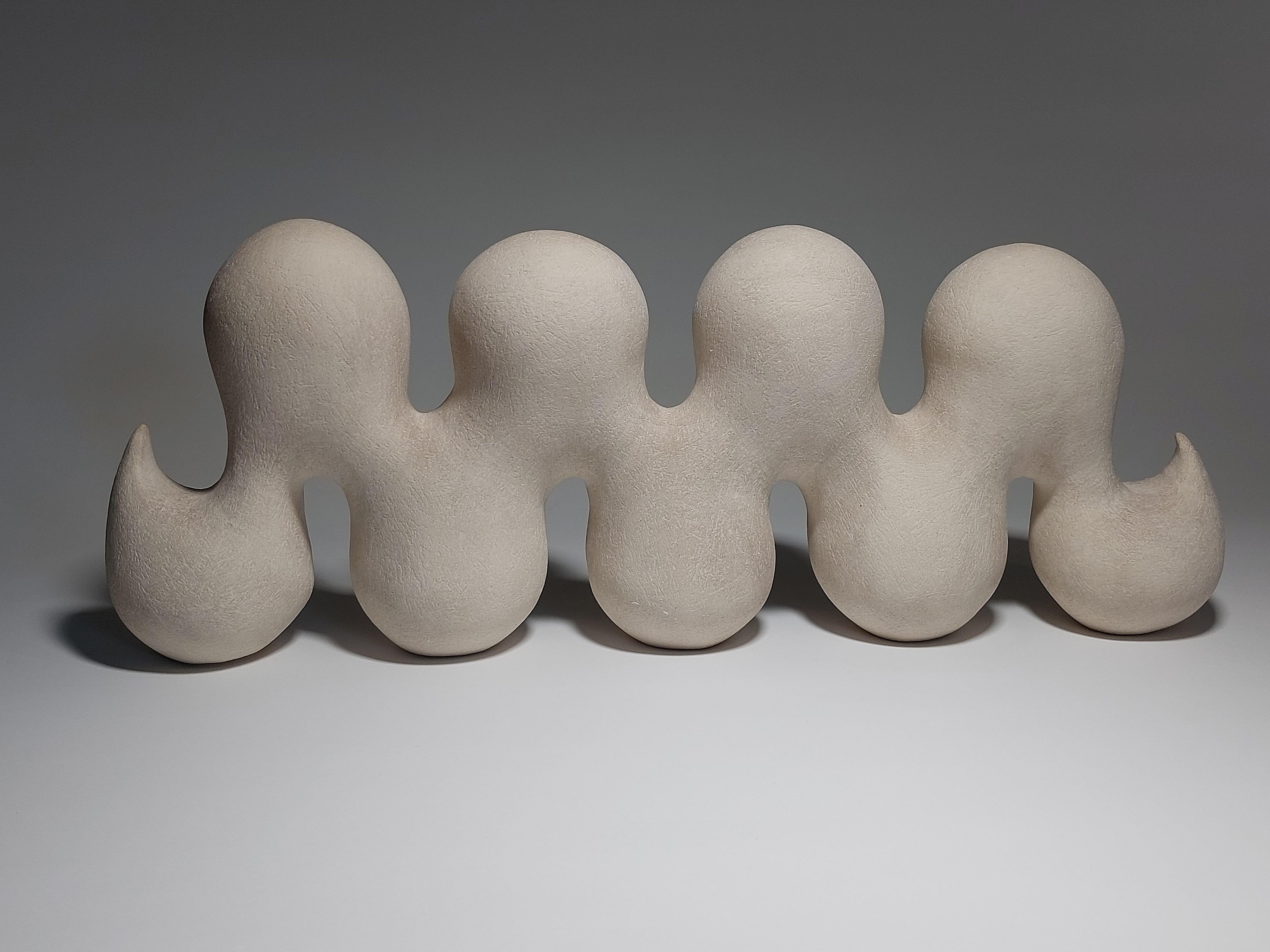 Fatto a mano Wave - Scultura contemporanea in ceramica bianca di Rachel Peters, Regno Unito, In magazzino. in vendita