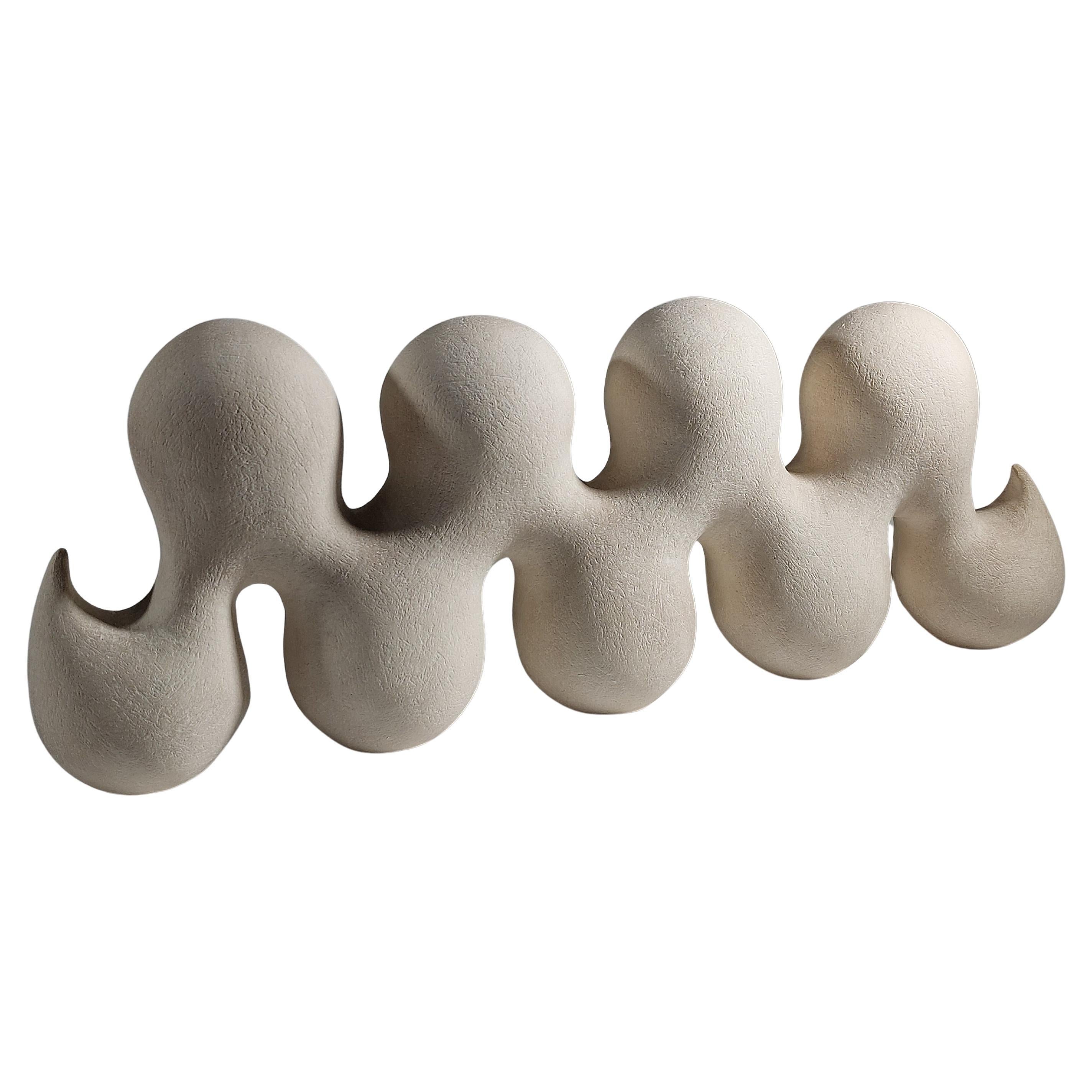 Wave - Scultura contemporanea in ceramica bianca di Rachel Peters, Regno Unito, In magazzino. in vendita