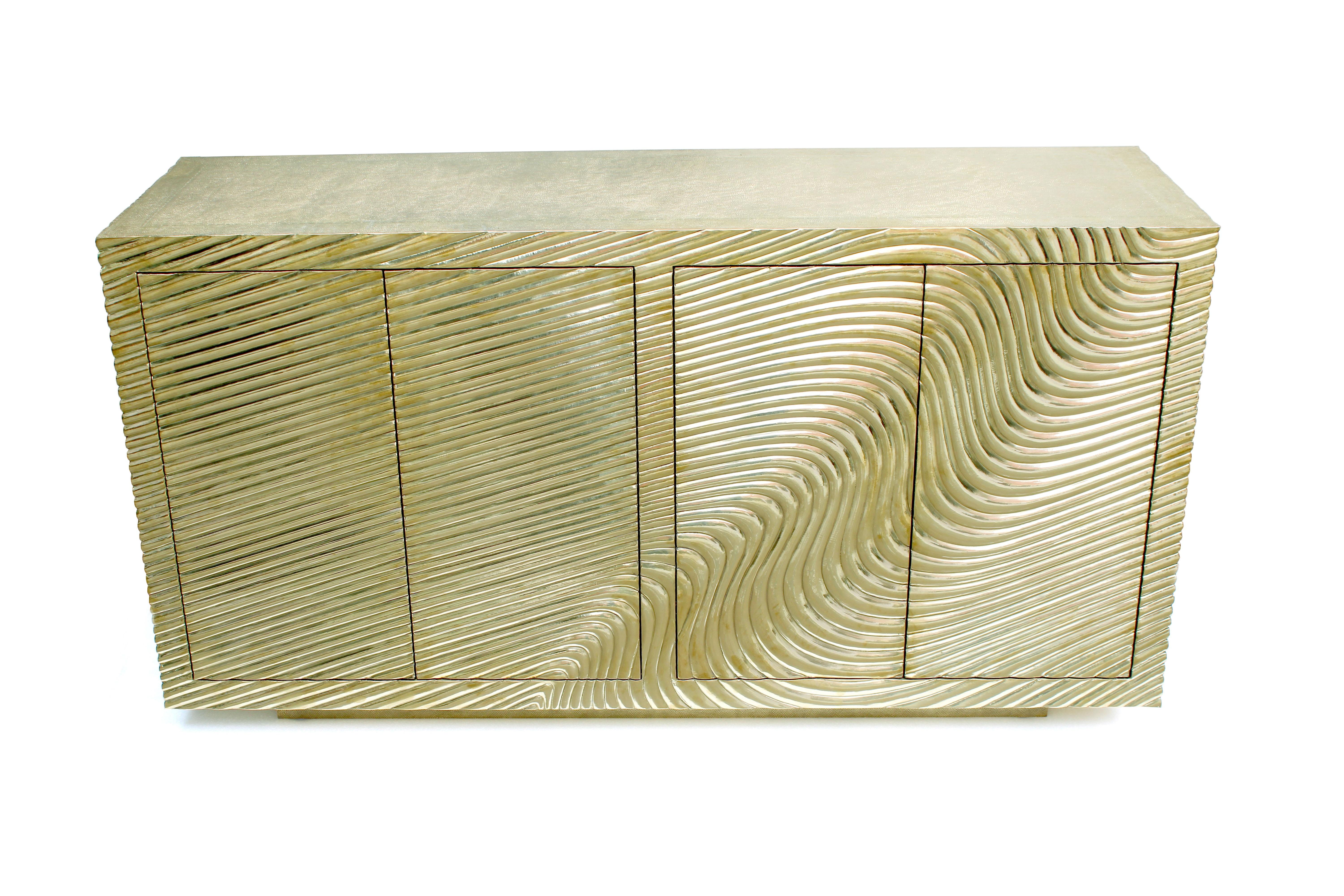 Inspiré par les vagues de l'océan, il est fabriqué à la main à partir de teck massif qui est assemblé pour former un contour net et élégant. Les options disponibles pour le bardage métallique sont le laiton, le bronze blanc, le bronze vieilli,