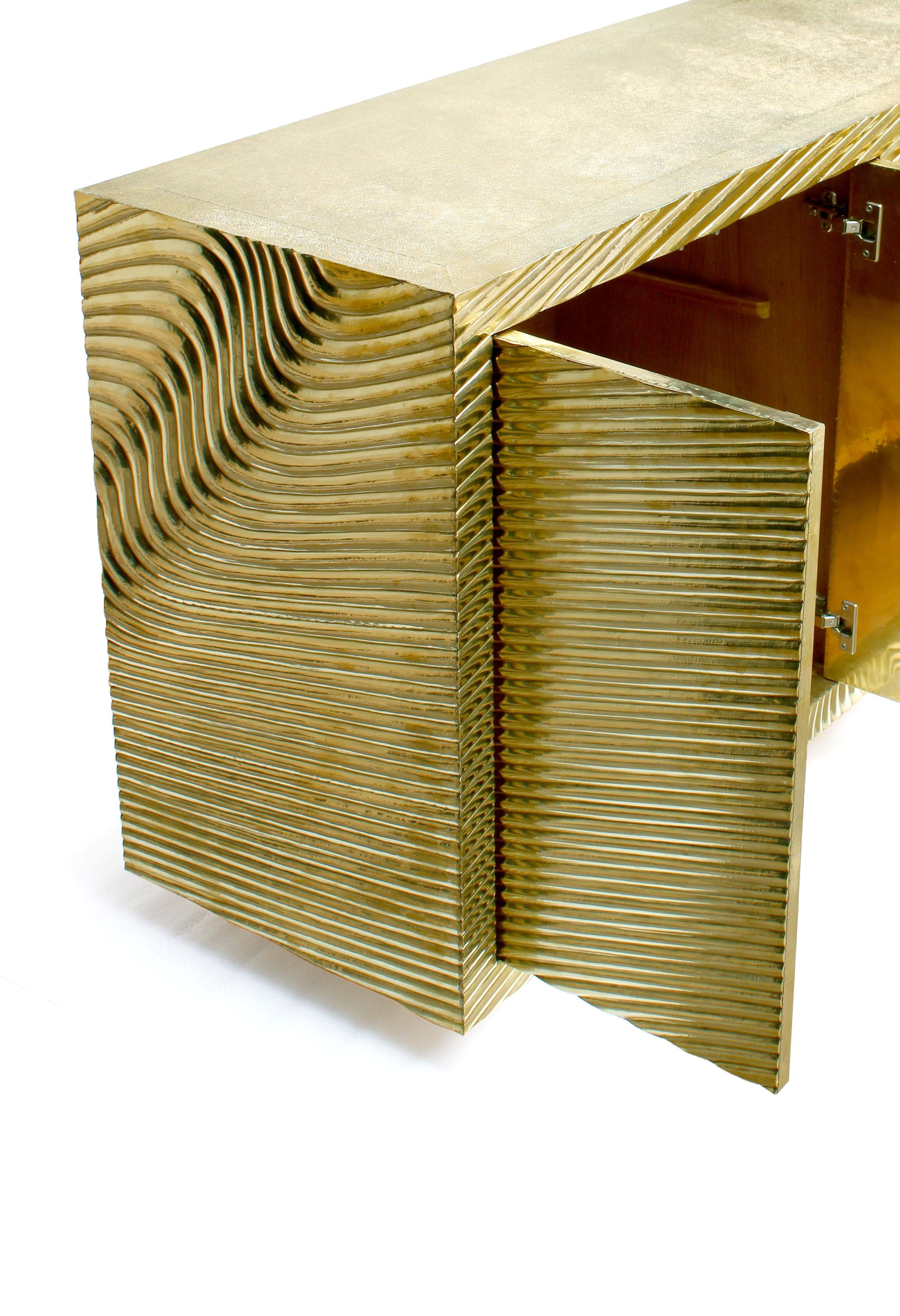 Sculpté à la main Crédence Wave en laiton recouvert de MDF fabriquée à la main en Inde par Stephanie Odegard en vente