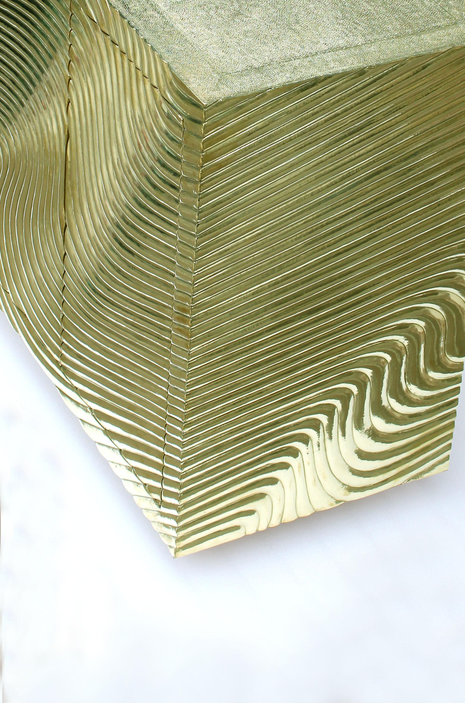 Crédence Wave en laiton recouvert de MDF fabriquée à la main en Inde par Stephanie Odegard Neuf - En vente à New York, NY