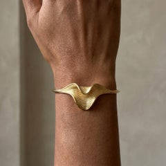 Bracelet manchette Wave par Oltremare Gioielli, bracelet texturé en or 18k fabriqué en Italie