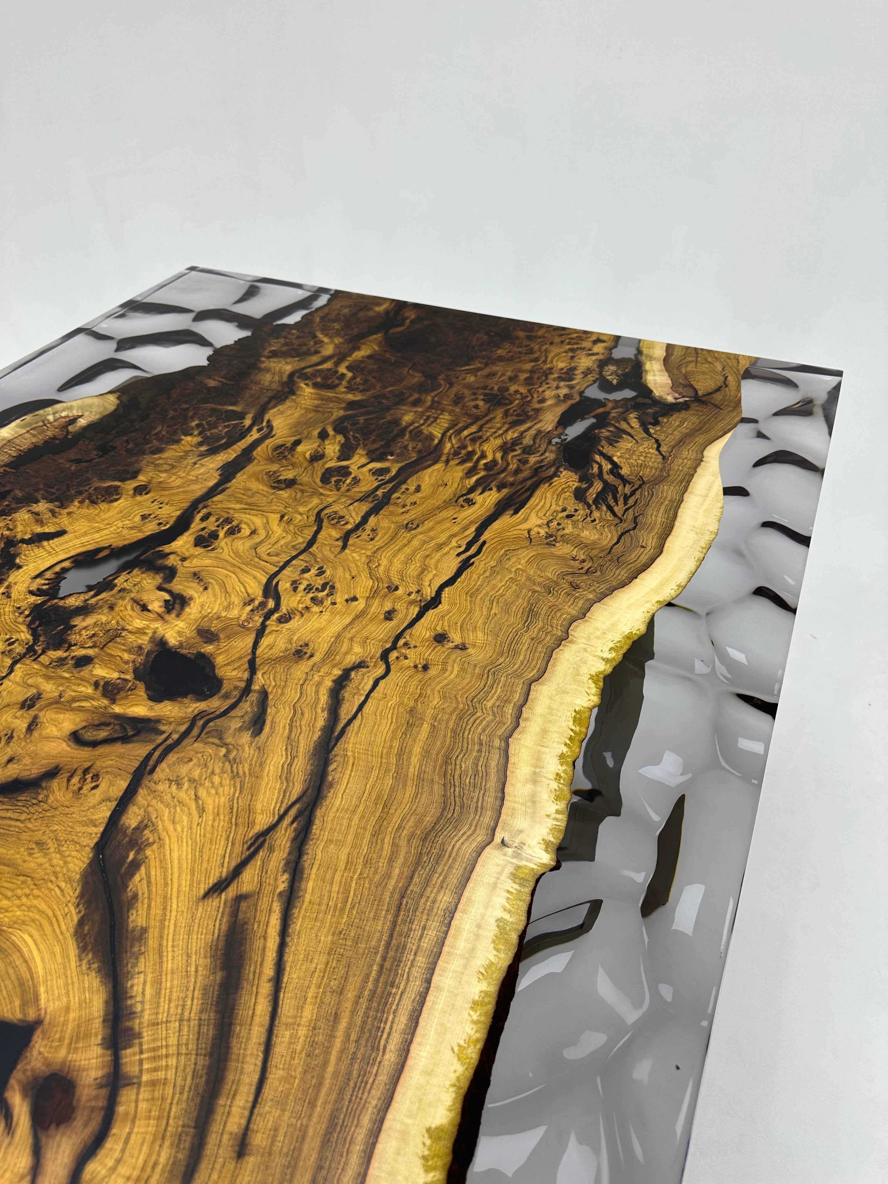 Turc Table ancienne Hackberry Wood Epoxy Resin Table Wave Design en vente