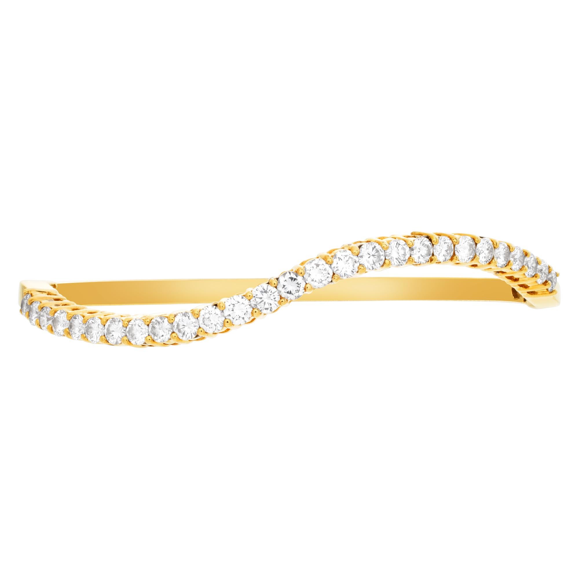 Beautiful wave diamond bangle in 18k gold with over 2.50 carats in round brilliant cut G-H color, VS-SI clarity diamonds. Fits 7-8 inches wrist.
