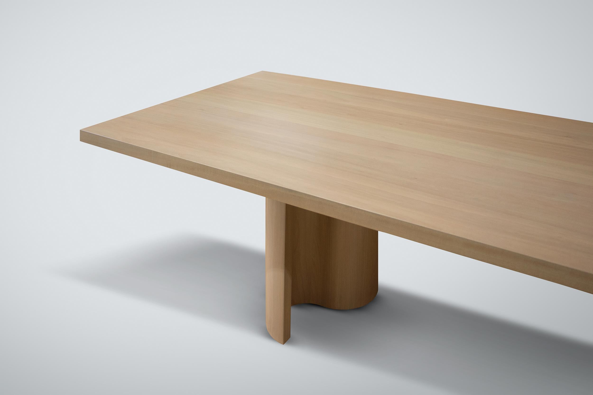 Notre table de salle à manger Wave est présentée en bois dur domestique avec une finition laquée transparente.