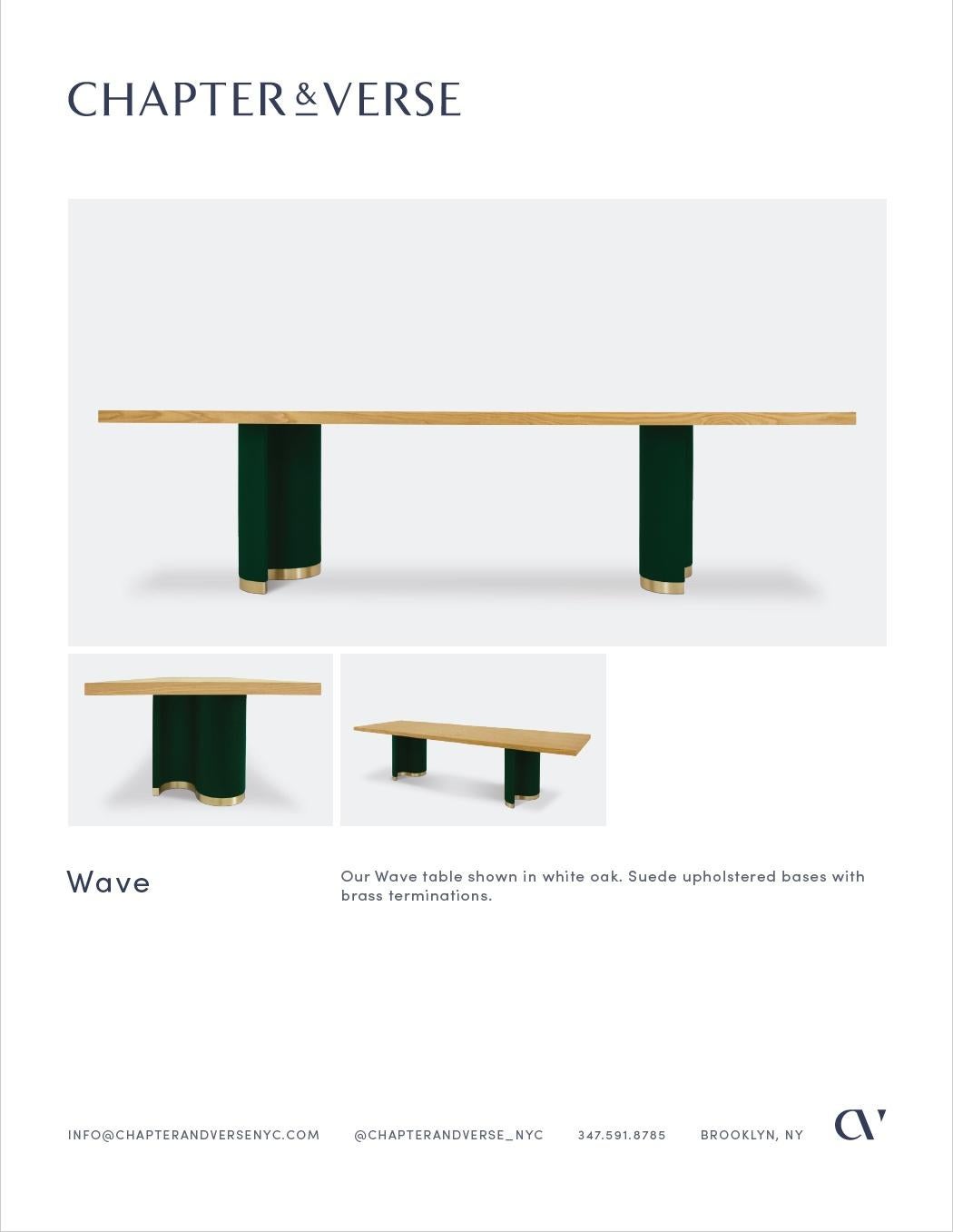 XXIe siècle et contemporain Table de salle à manger Wave en chêne blanc, daim et laiton par Chapter & Verse en vente