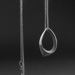 Collana con ciondolo "Wave Drop" in argento sterling 925 di Leonie Simpson