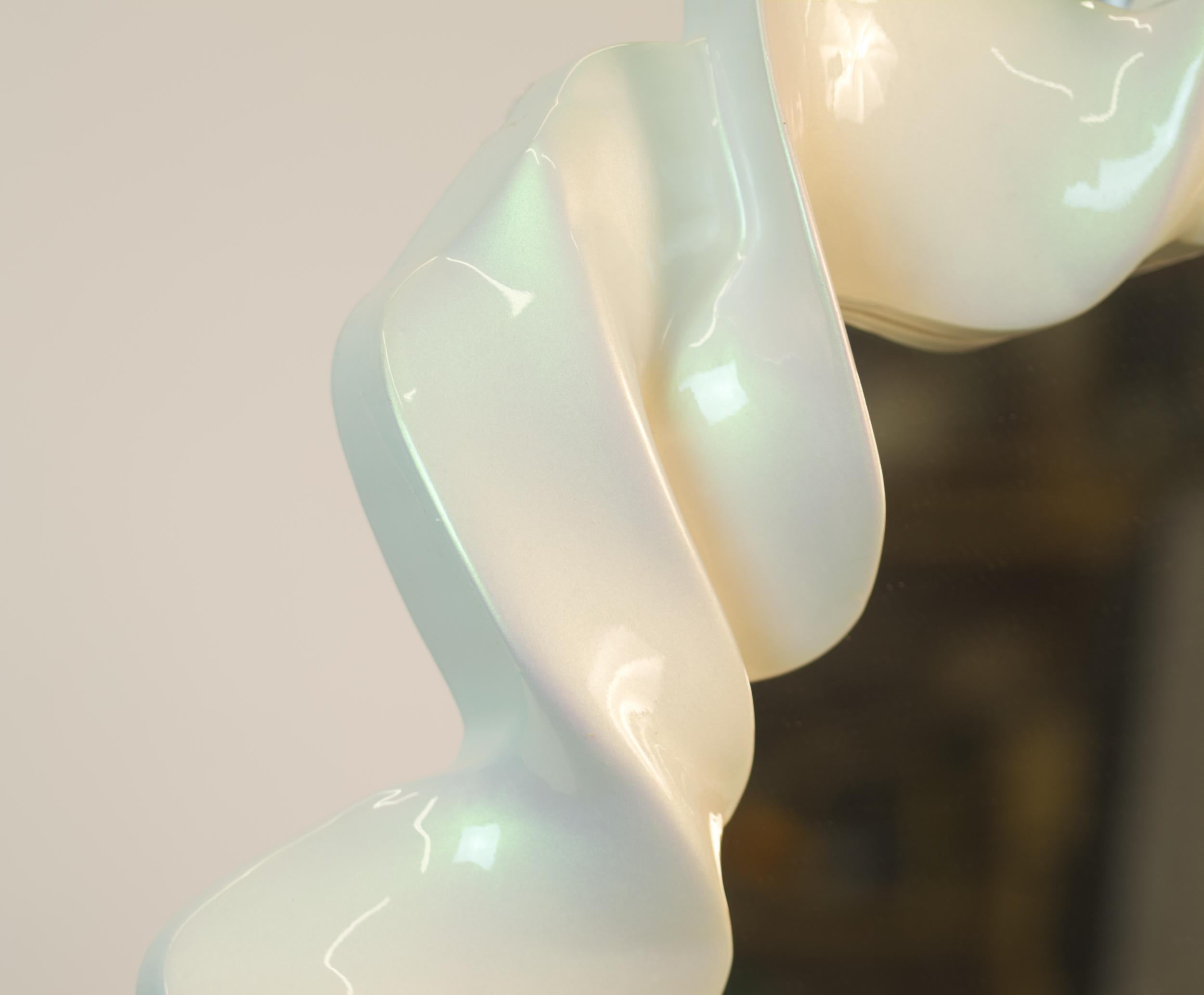 Wave II-Spiegel sind eine Serie einzigartiger handwerklicher Kreationen für bestimmte Umgebungen, die nach Maß gefertigt werden, um mit dem Licht, den Grenzen und den Menschen in den Innenräumen zu interagieren. Eine Vielzahl von Farben, speziellen