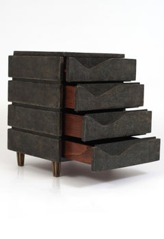 Mueble joyero Wave en piel de zapa y latón patinado by R & Y Augousti