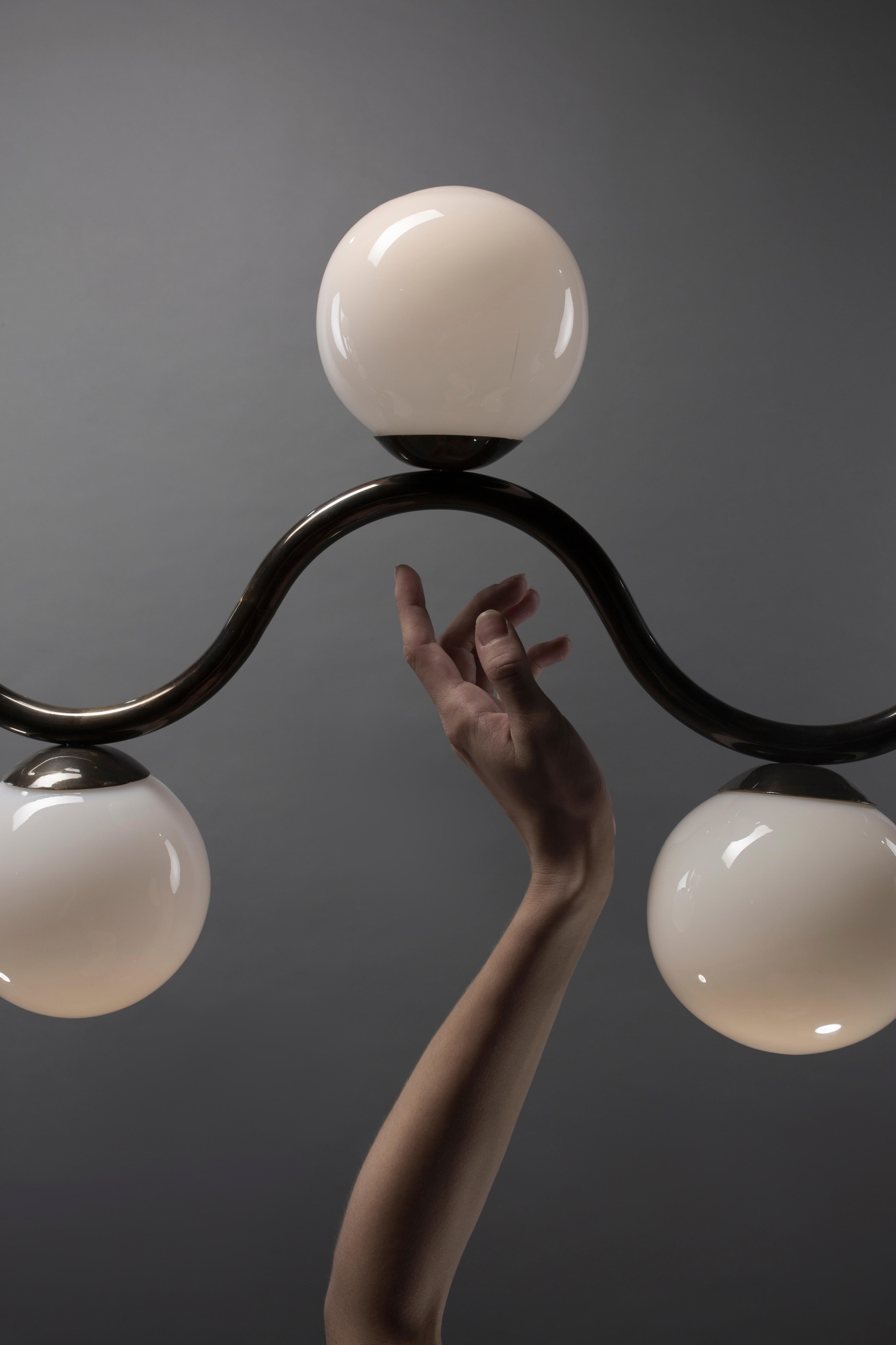 Fatto a mano Luce a lunghezza d'onda con LED integrato e acciaio verniciato a polvere in vendita