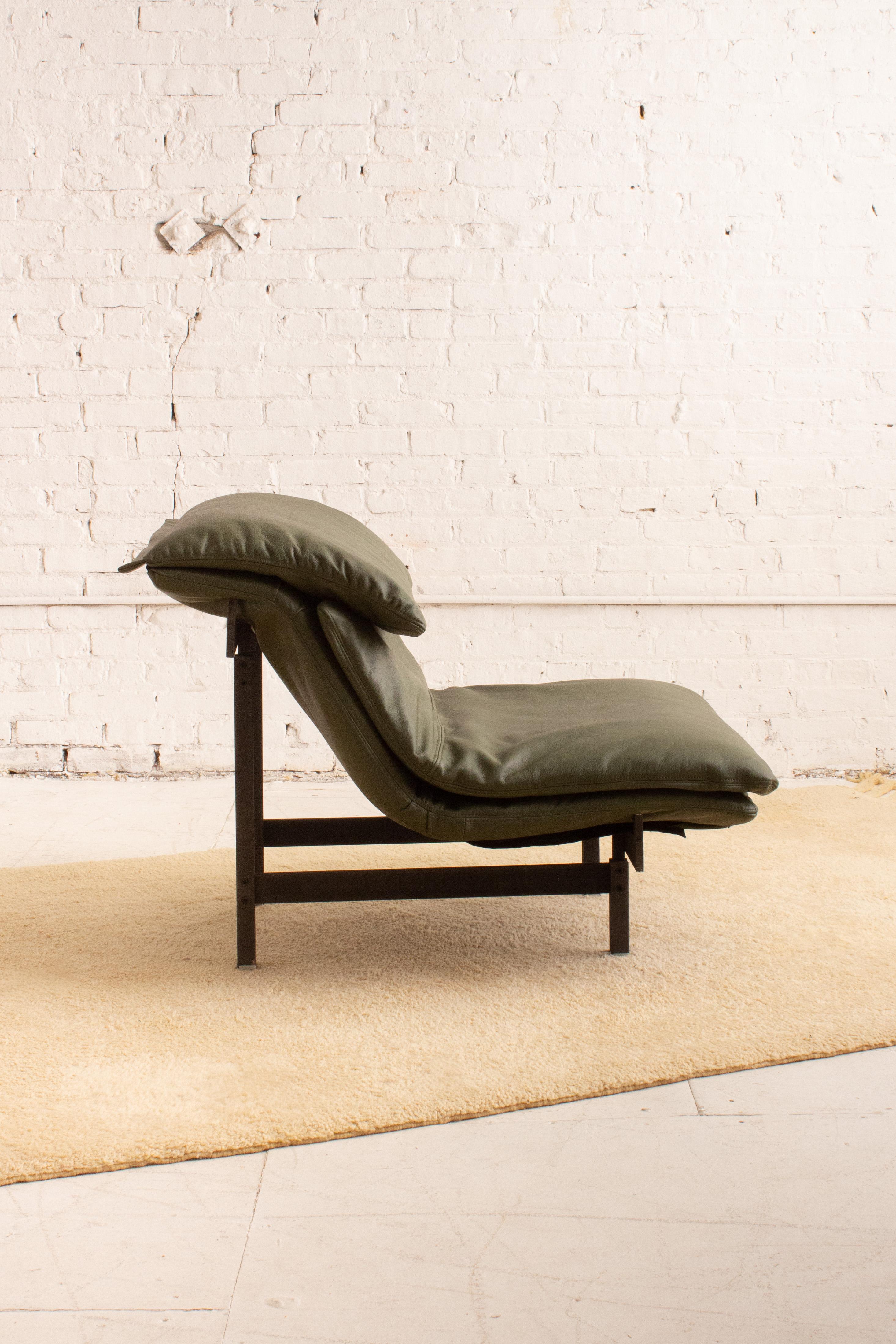A “Wave” lounge chair by Giovanni Offredi for Saporiti. Heavy textured metal base supports a wave form upholstered seat. Newly upholstered in green leather. 2 chairs available, sold separately. Sourced in Northern Italy.

Giovanni Offredi