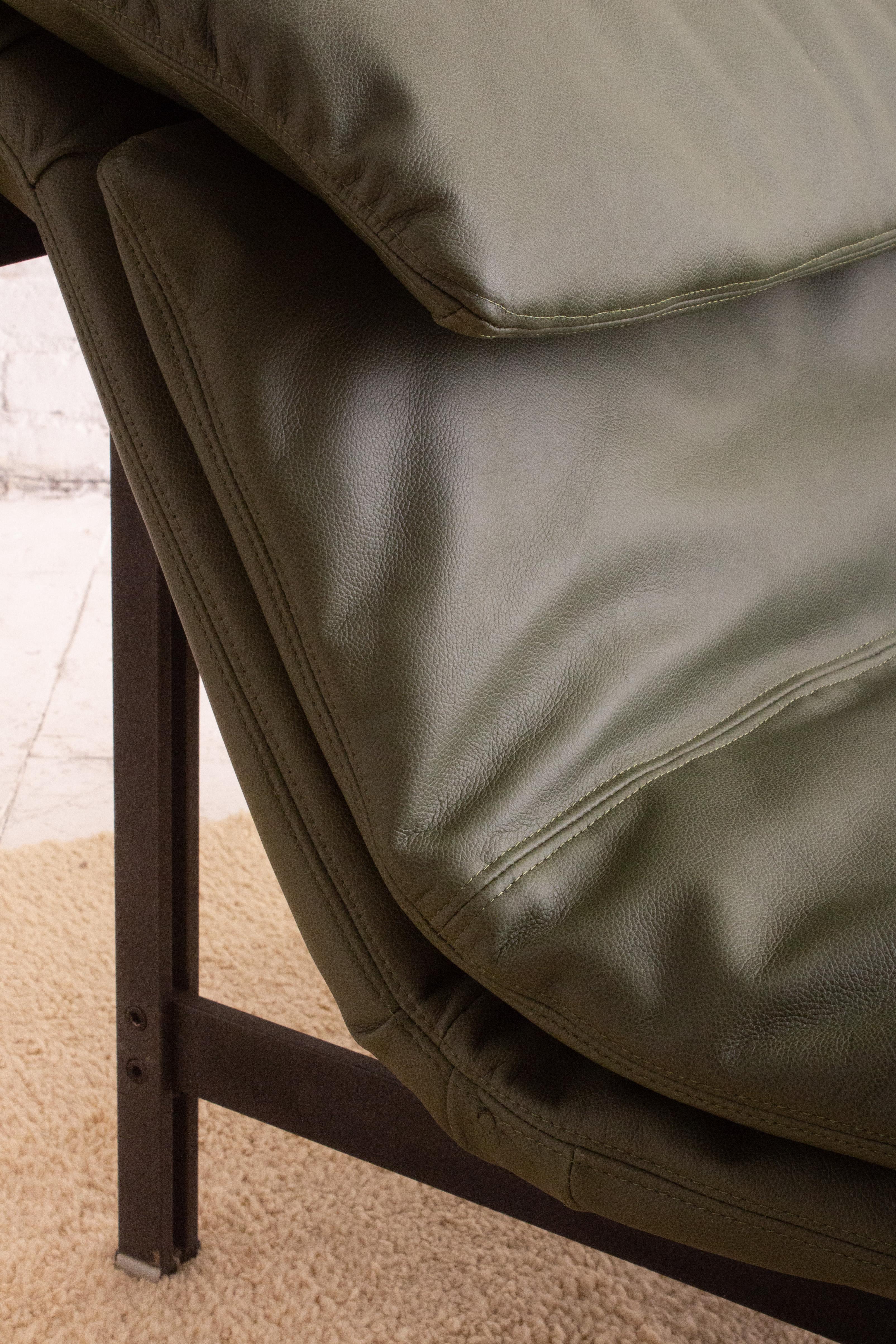 Wave Lounge Chair by Giovanni Offredi for Saporiti In Good Condition For Sale In Brooklyn, NY