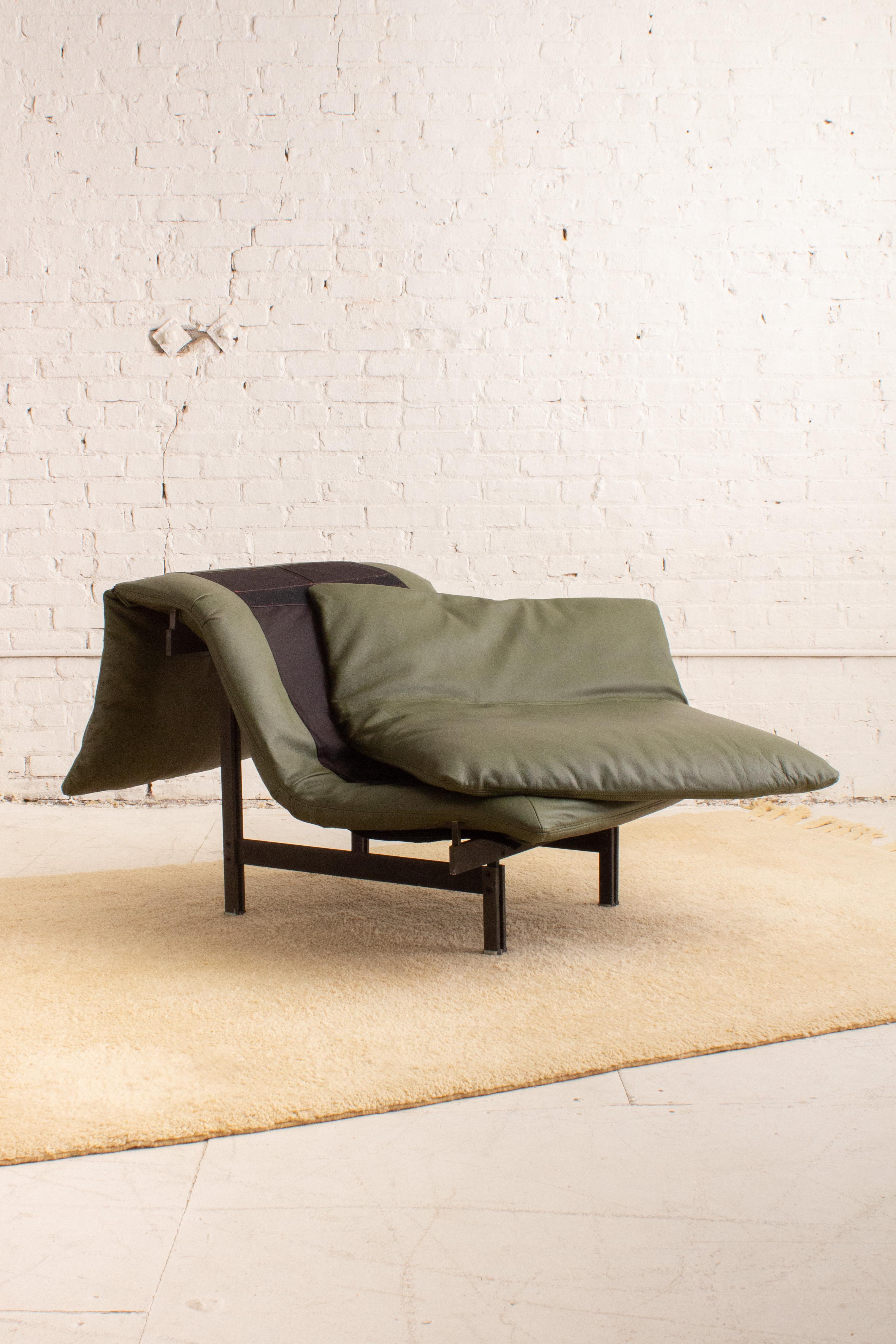 Wave Lounge Chair by Giovanni Offredi for Saporiti For Sale 1