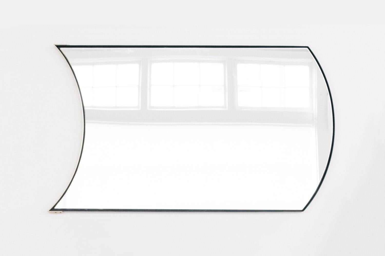 Le miroir Wave est un design minimal et contemporain qui apporte simplicité, mouvement et profondeur à la maison. Un dossier en noyer se cache derrière un cadre en deux parties composé de sections en acier semi noirci et en laiton, soulignées par