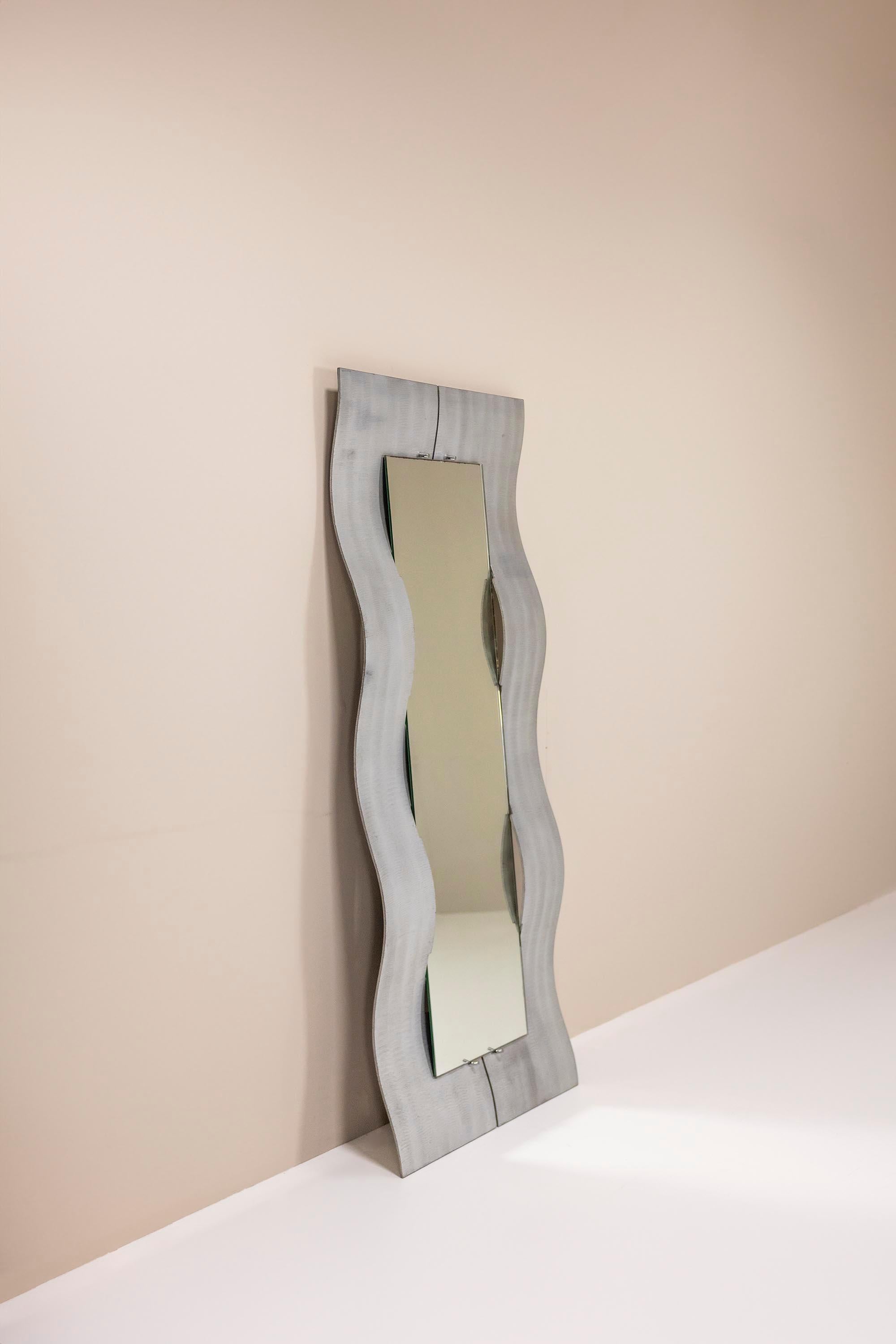 “Wave” Mirror in Chiseled Aluminum by Lorenzo Burchiellaro, Italy ca 1975 In Good Condition For Sale In Hellouw, NL