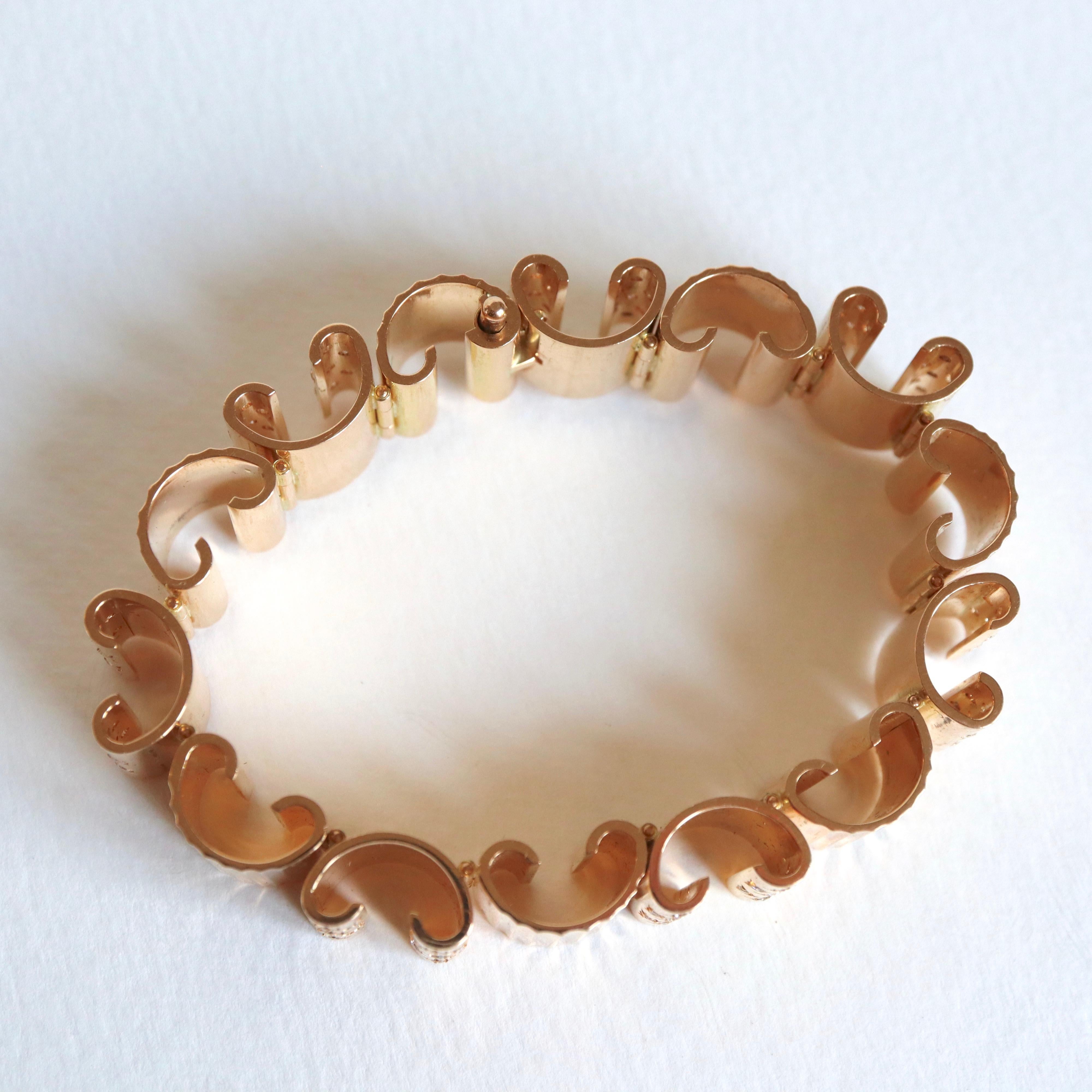 Wave Motif circa 1940 Articulated Bracelet in 18 Karat Yellow Gold For Sale 6