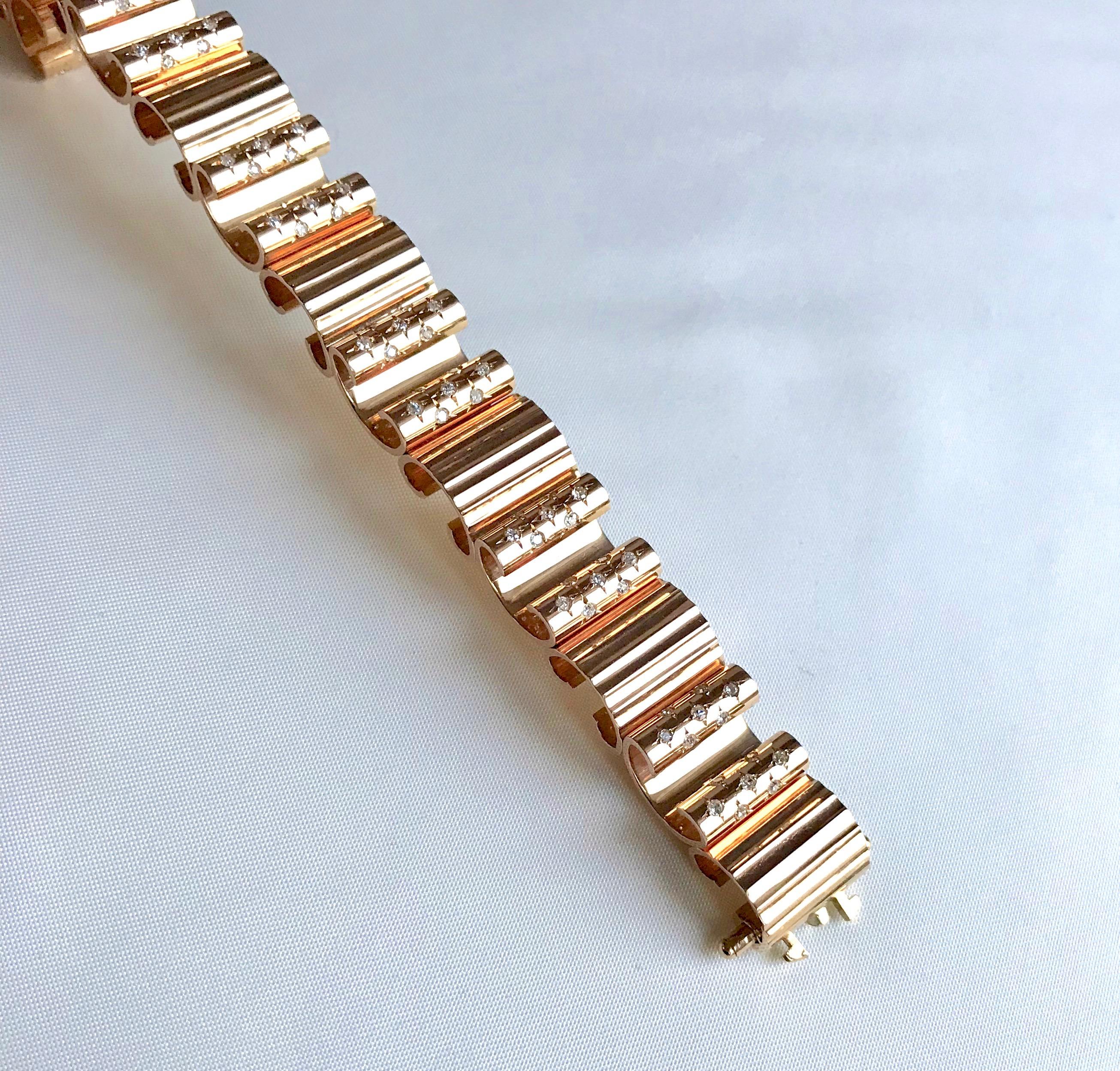 Wave Motif circa 1940 Articulated Bracelet in 18 Karat Yellow Gold For Sale 1
