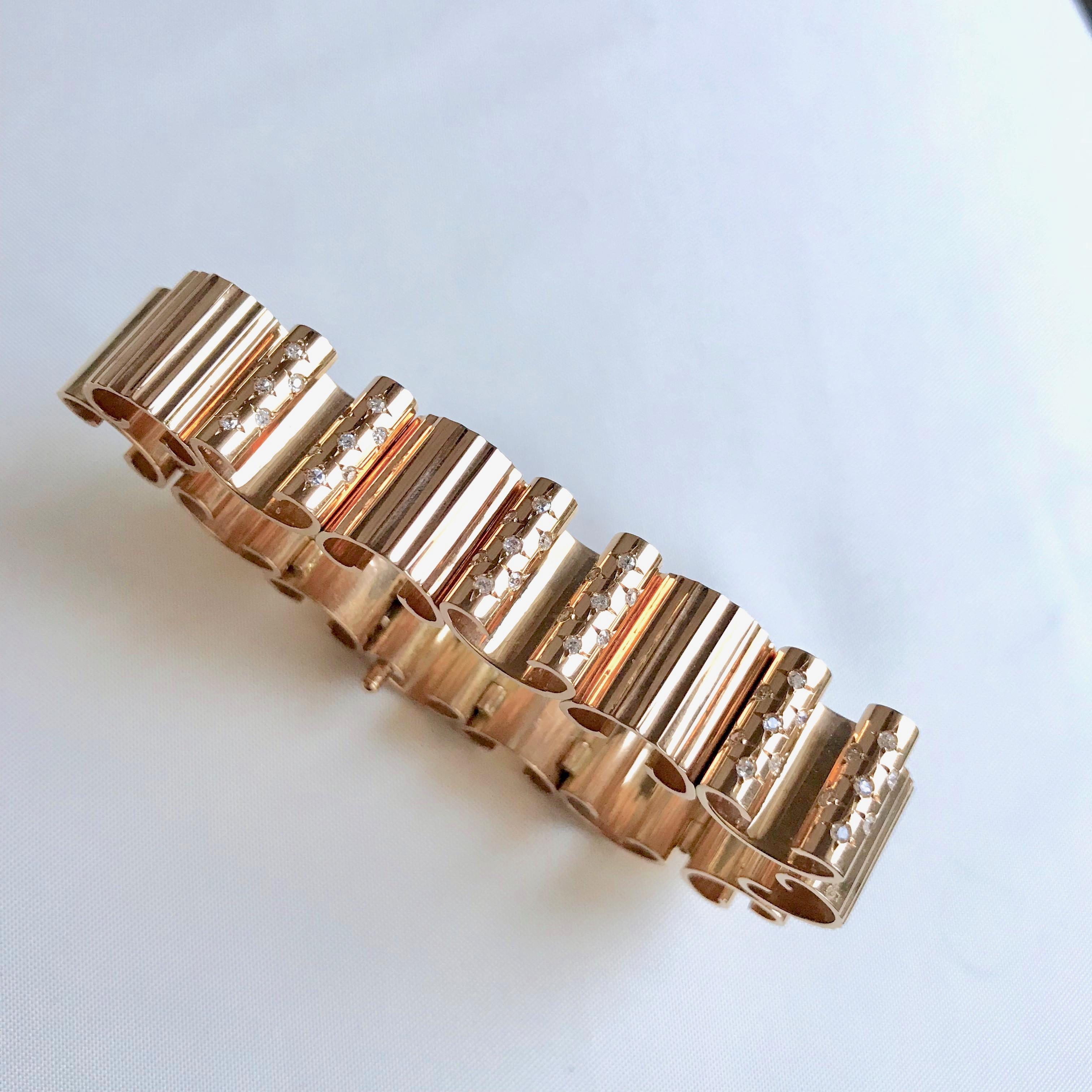 Wave Motif circa 1940 Articulated Bracelet in 18 Karat Yellow Gold For Sale 3