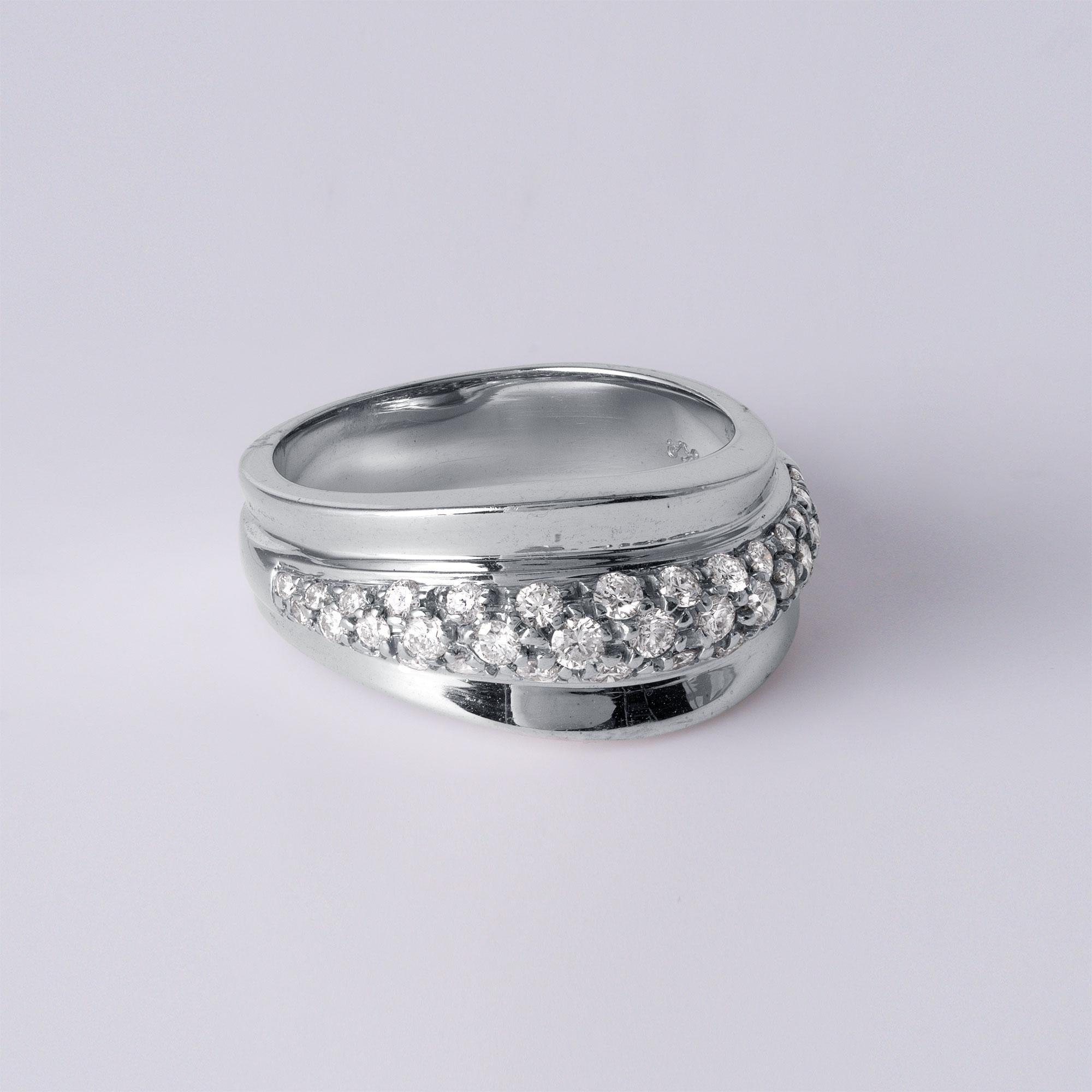 Questa fascia a onda con diamante, elegante e raffinata, presenta un design fluido e libero incastonato in un ricco oro bianco 14 carati. I diamanti tondi brillanti sono sapientemente incastonati nella parte superiore, creando un look scultoreo e