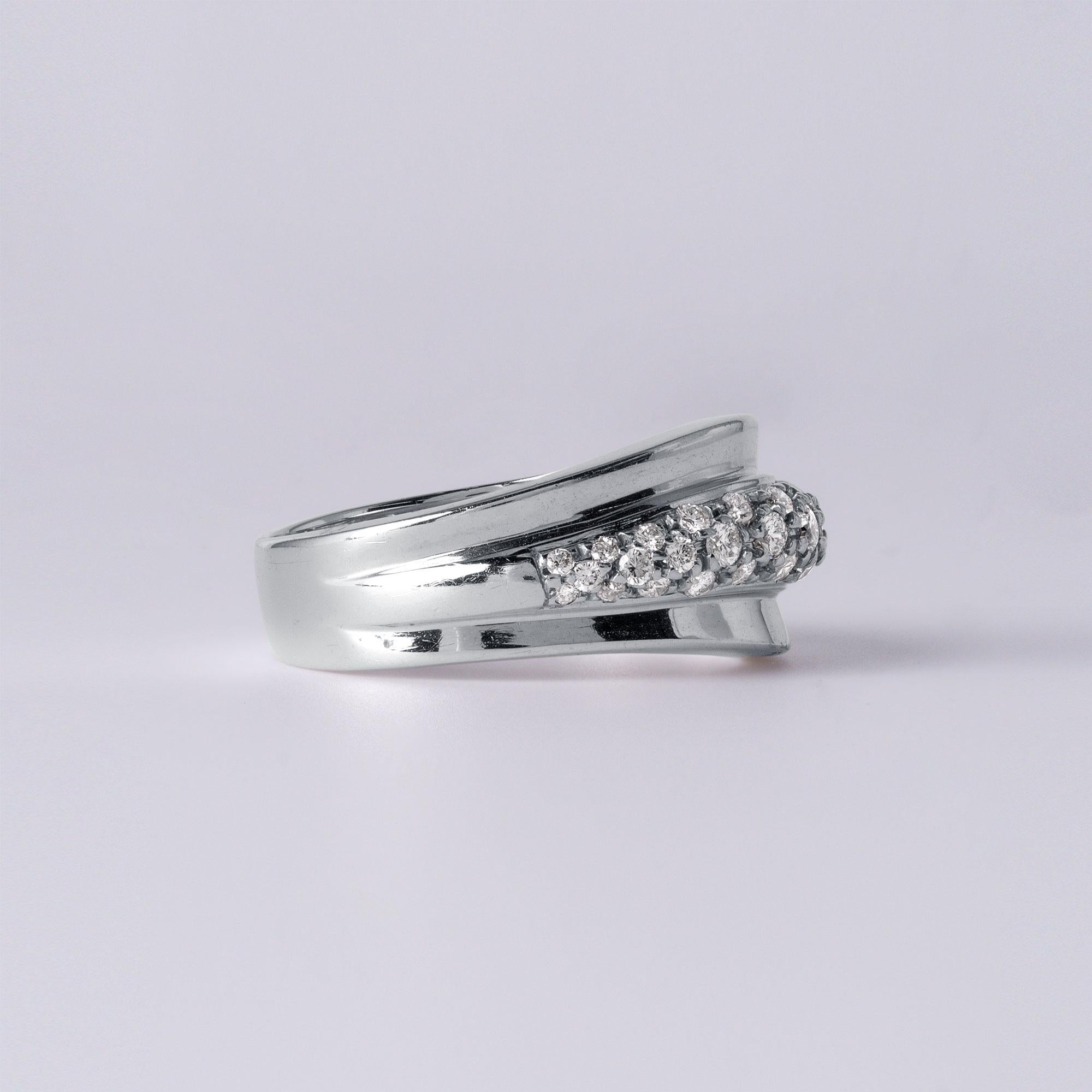 Artigiano Anello Wave of Diamonds in oro bianco 14K con pavé di diamanti da 0,72 carati in vendita