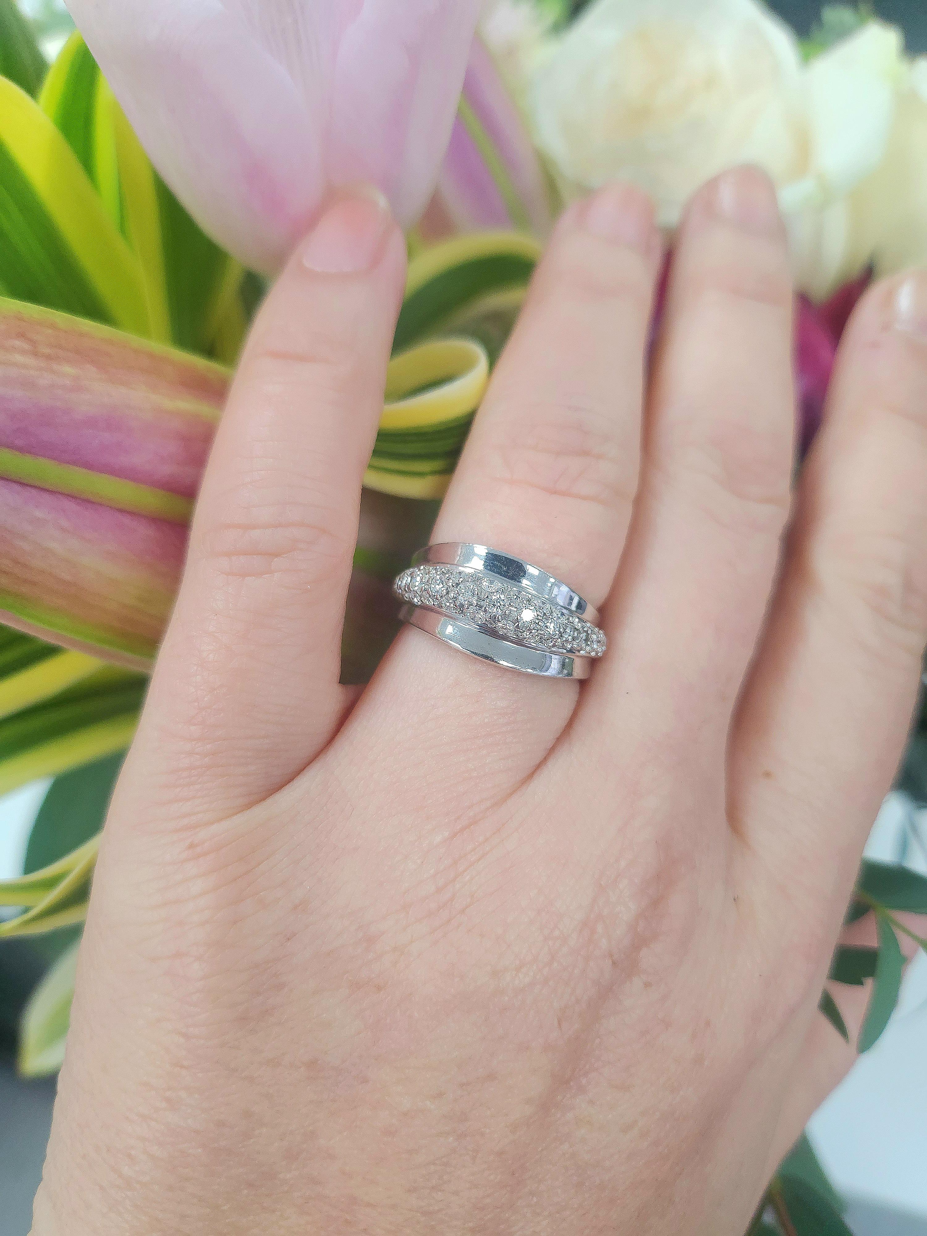 Taglio rotondo Anello Wave of Diamonds in oro bianco 14K con pavé di diamanti da 0,72 carati in vendita