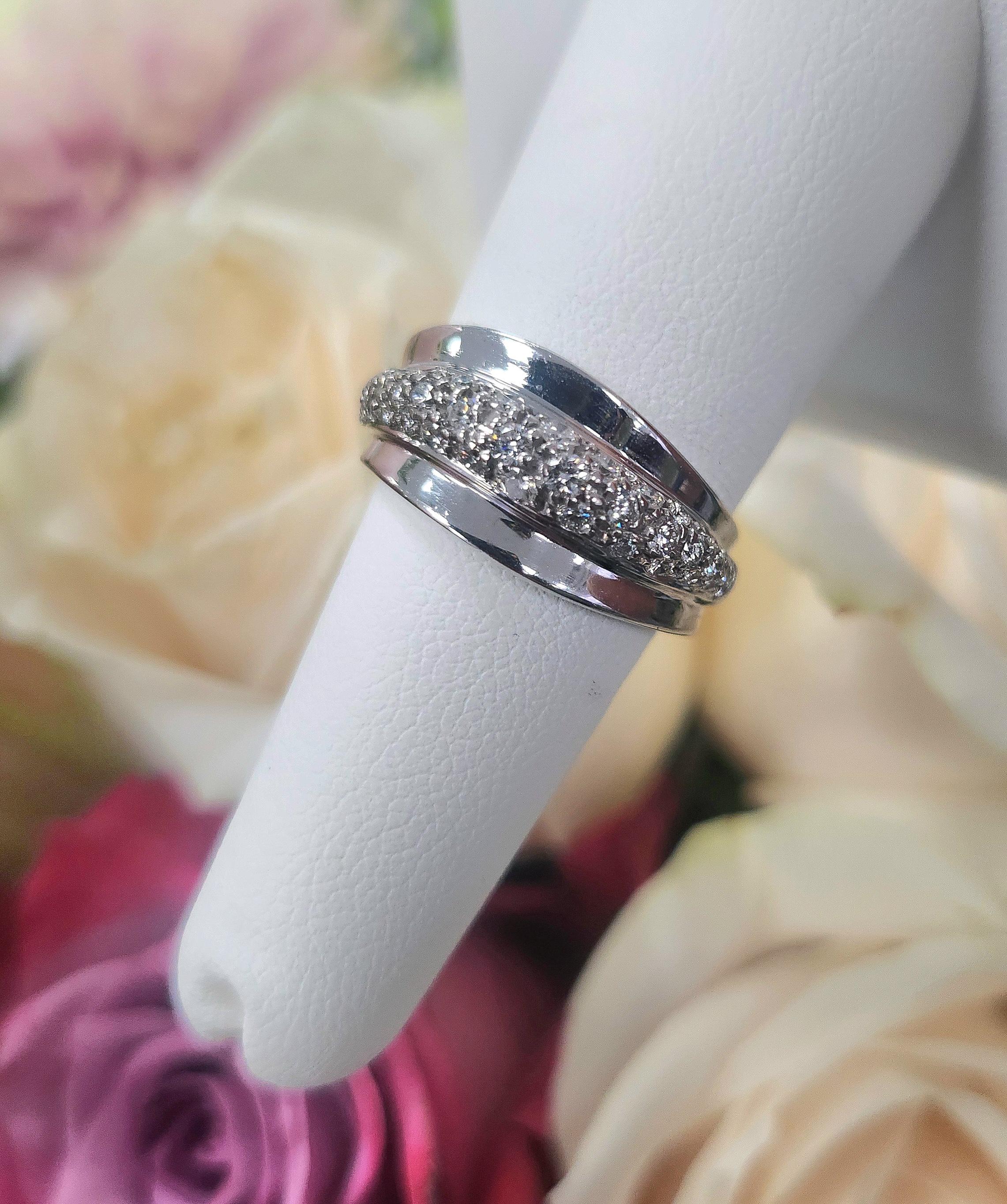 Donna Anello Wave of Diamonds in oro bianco 14K con pavé di diamanti da 0,72 carati in vendita