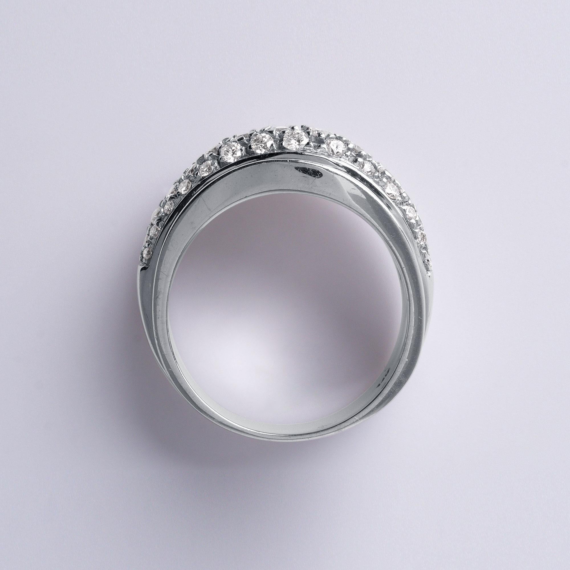 Anello Wave of Diamonds in oro bianco 14K con pavé di diamanti da 0,72 carati in vendita 1