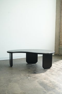Table basse moderne de forme organique "Wave" par Last Workshop, frêne noir