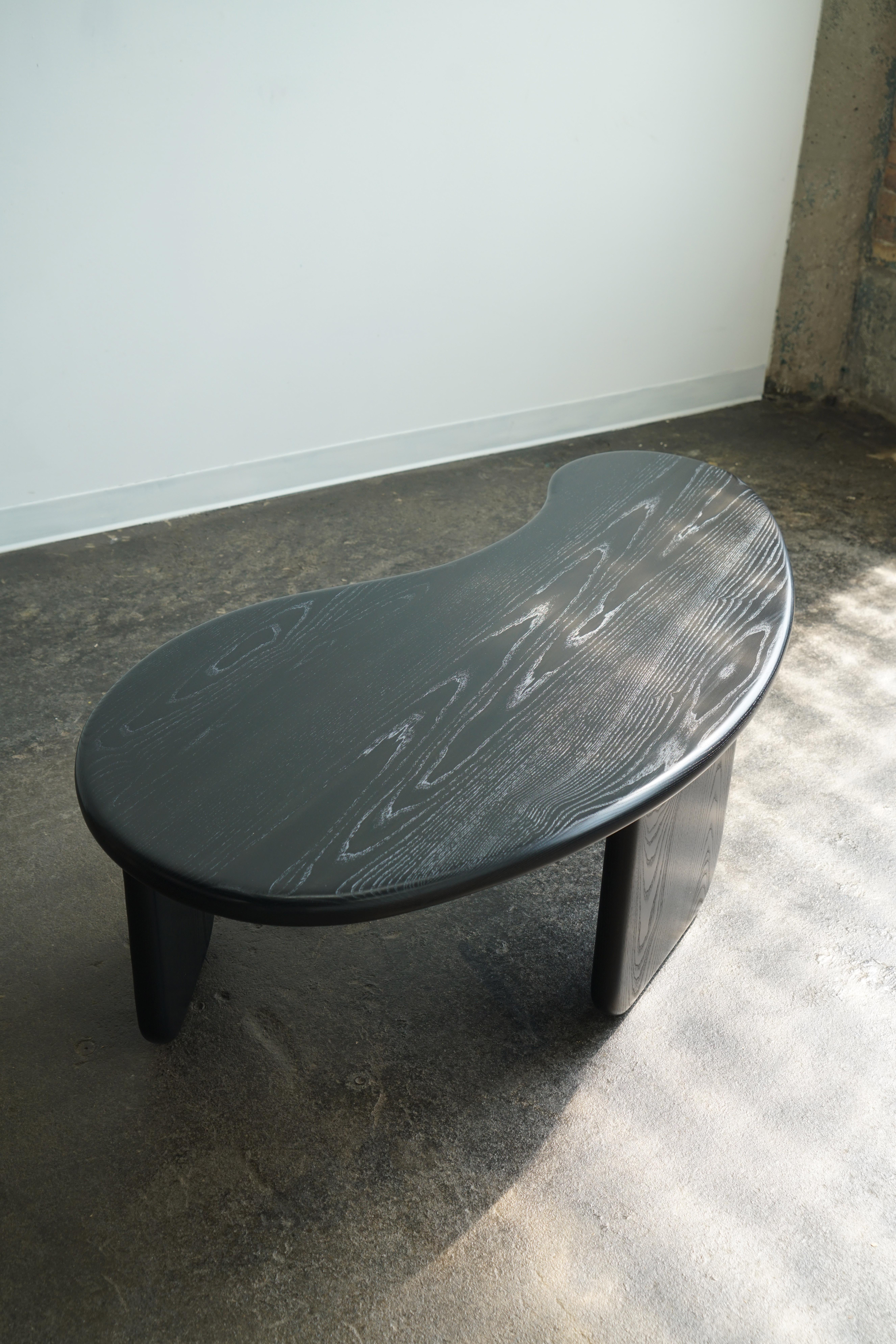 Mesa de centro moderna con forma orgánica 
