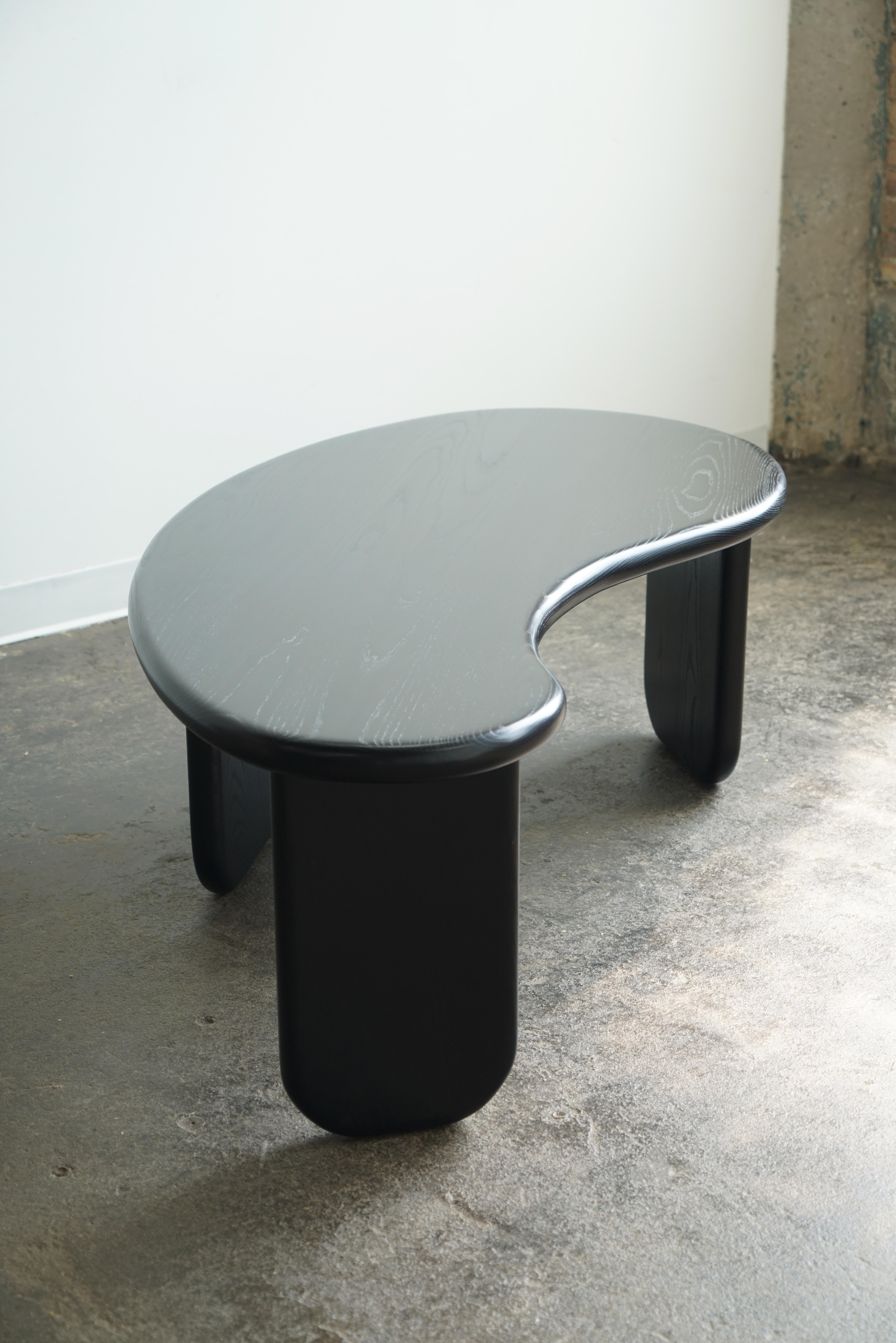 Mesa de centro moderna con forma orgánica 