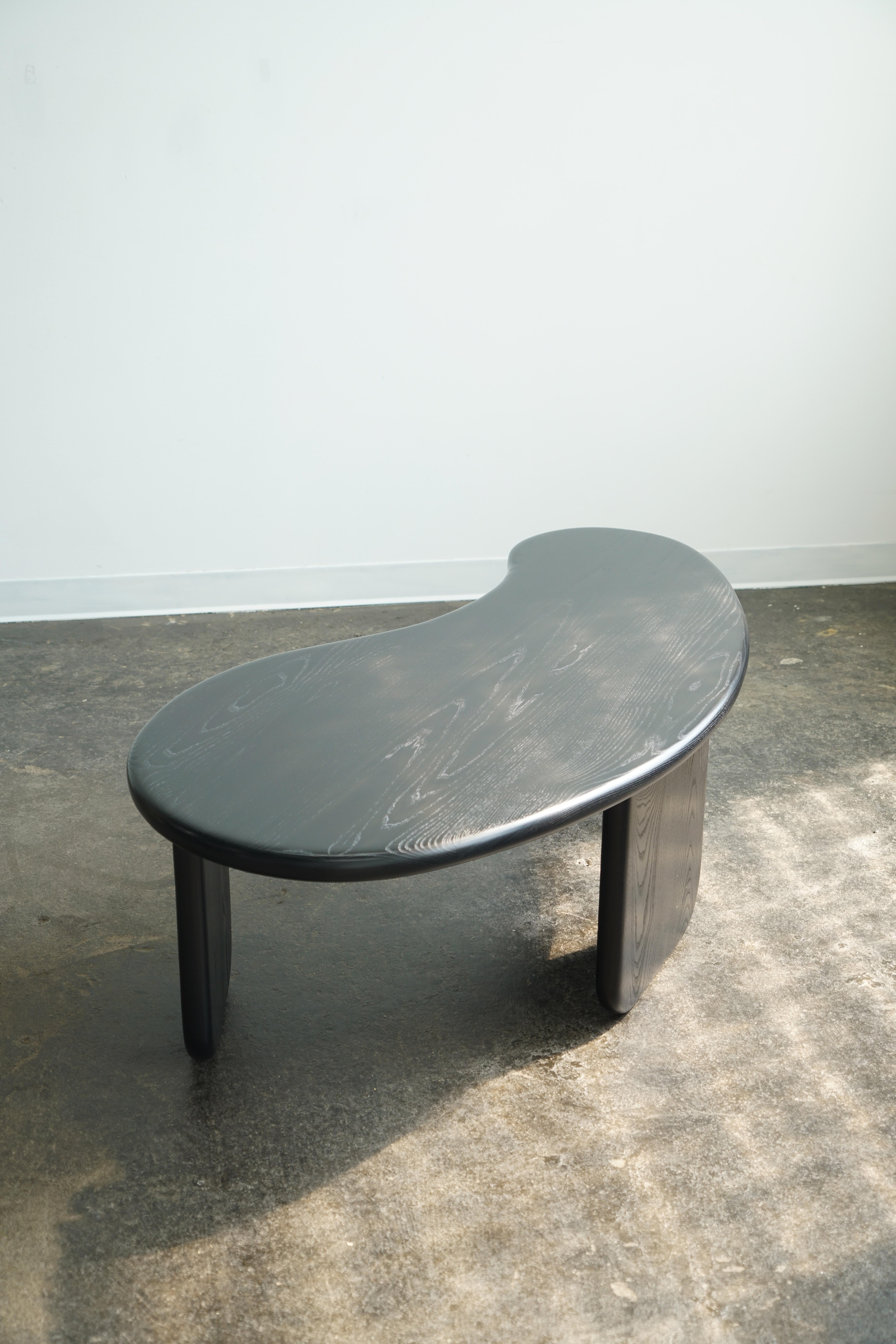 Mesa de centro moderna con forma orgánica 