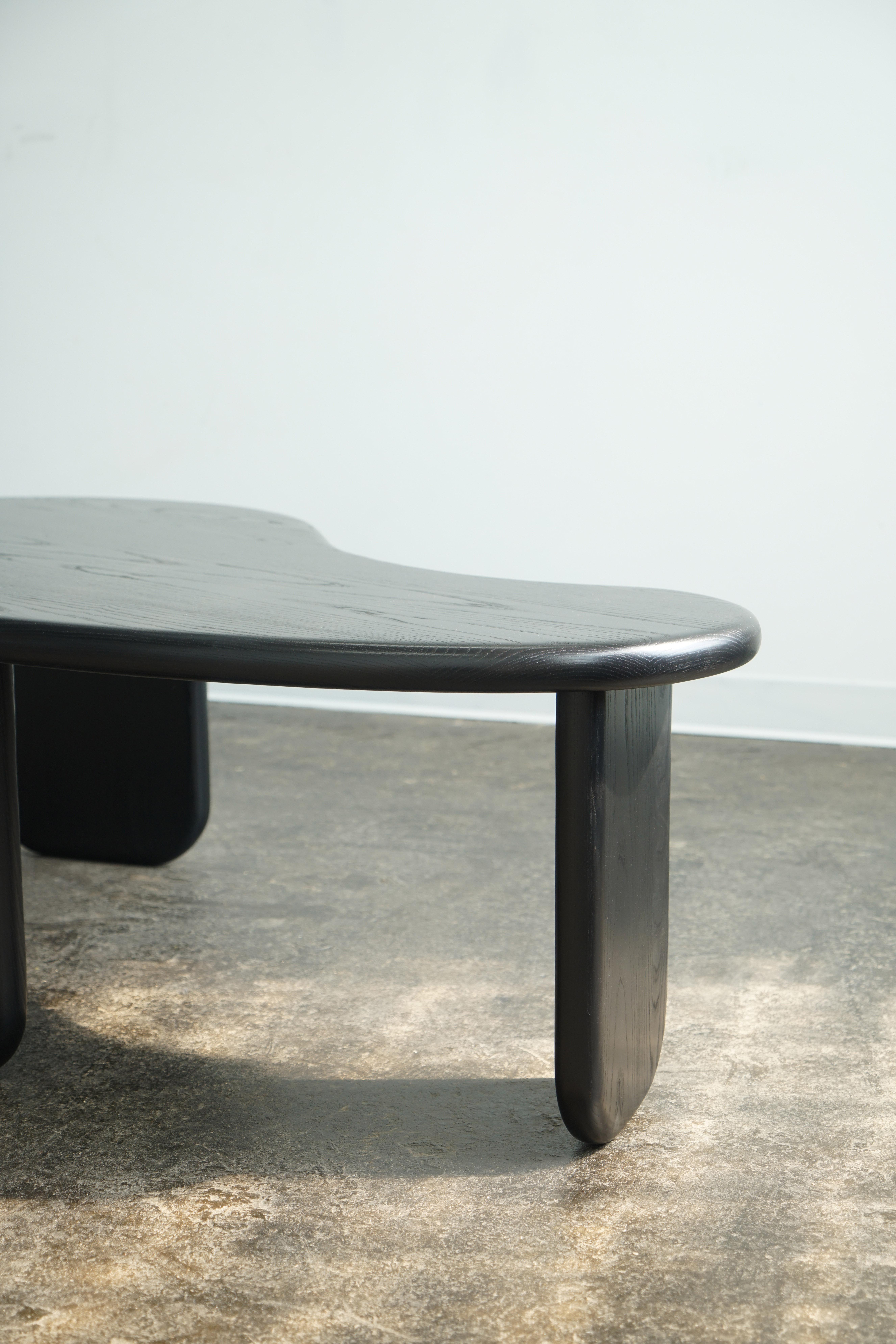 Mesa de centro moderna con forma orgánica 