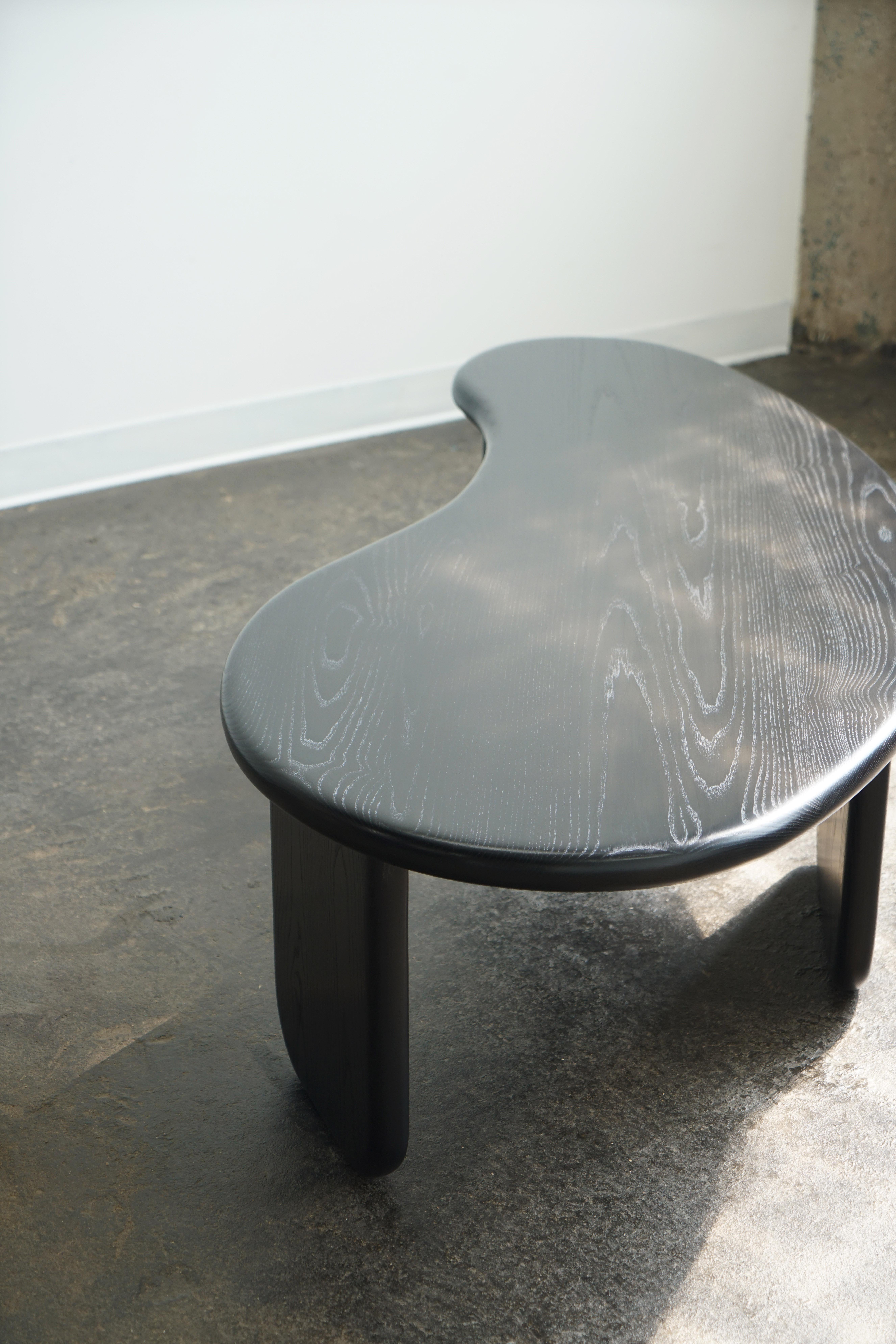 Mesa de centro moderna con forma orgánica 