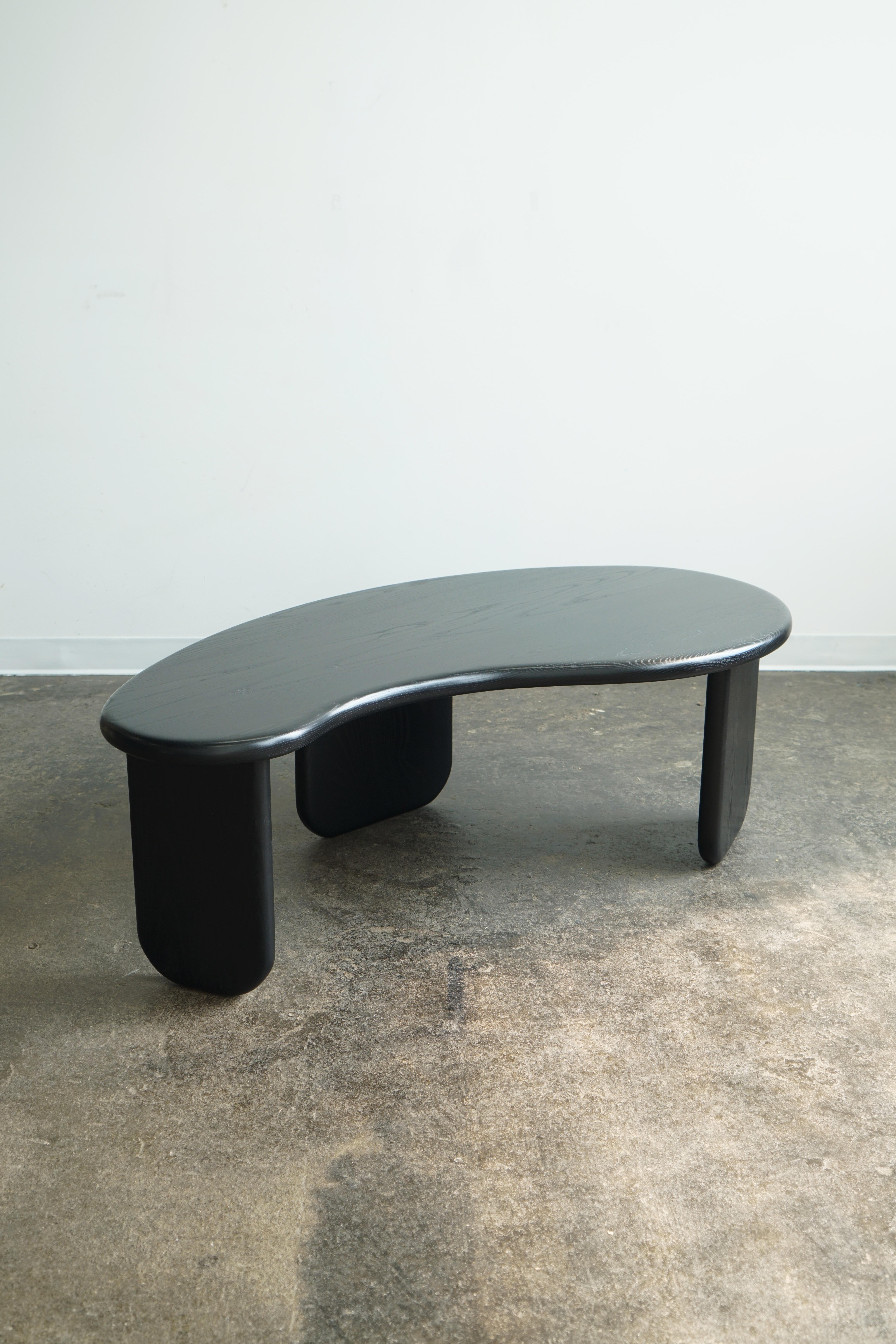 Mesa de centro moderna con forma orgánica 