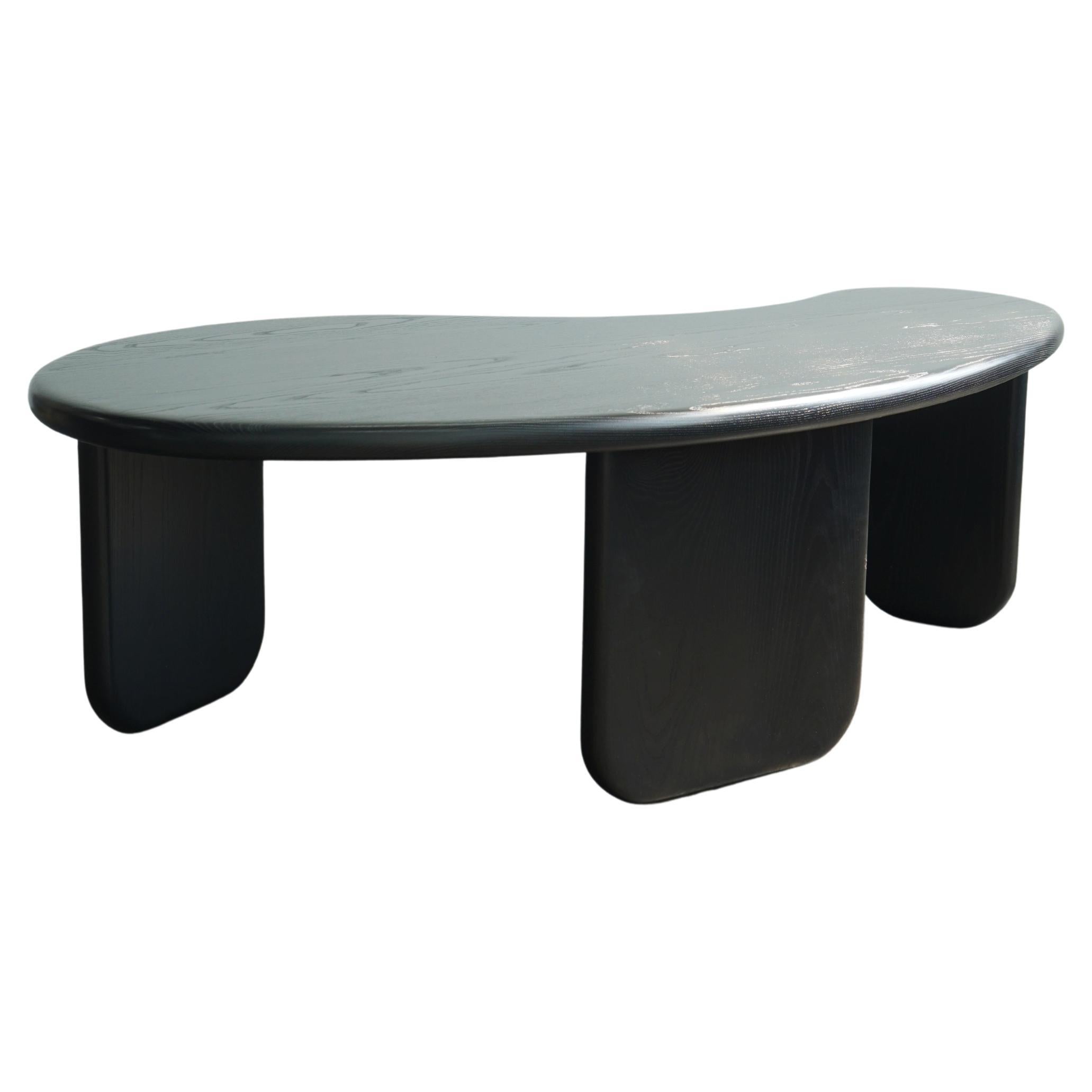 Mesa de centro moderna con forma orgánica "Wave" de Last Workshop, Fresno negro en venta