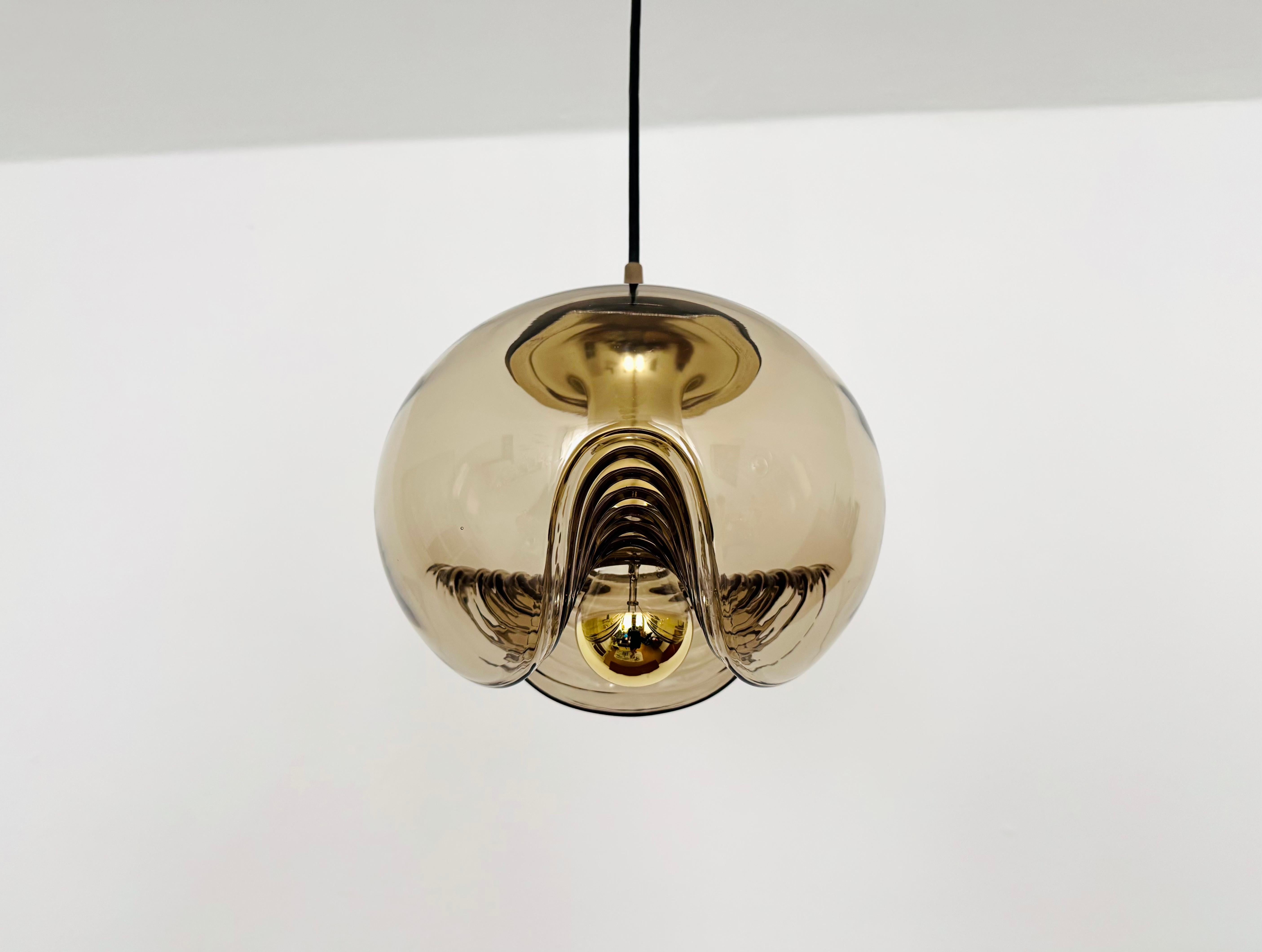 Lampada a sospensione in vetro fumé di eccezionale bellezza, risalente agli anni '60.
Il design e i materiali creano un fantastico gioco di luci nella stanza.
Una lavorazione di altissima qualità e un valore aggiunto per qualsiasi casa.

Produttore: