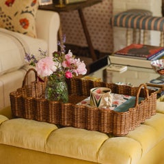 Handgefertigtes Tablett aus gewelltem Rattan in Teakholzoptik, British Colonial Style