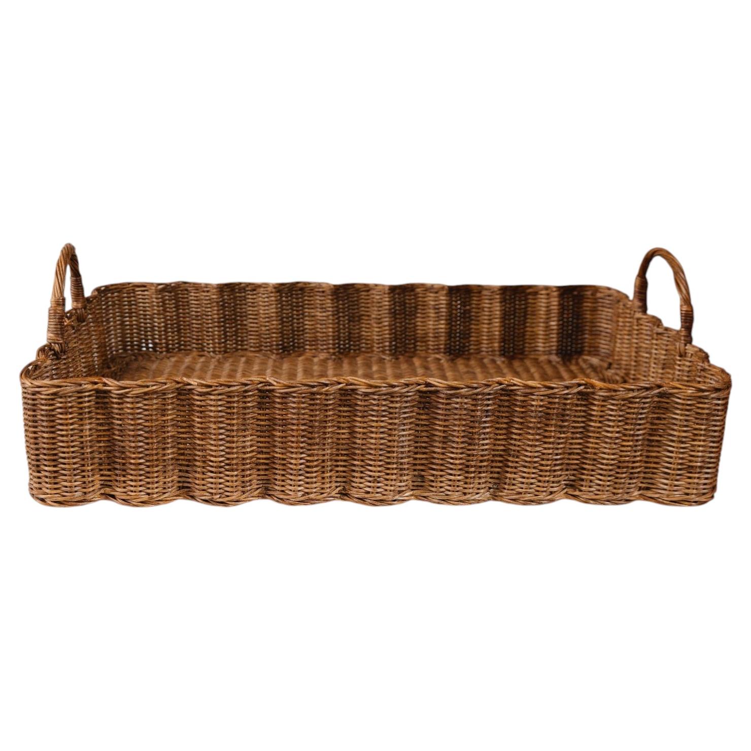 Vassoio ondulato in rattan lavorato a mano con finitura in teak, stile British Colonial