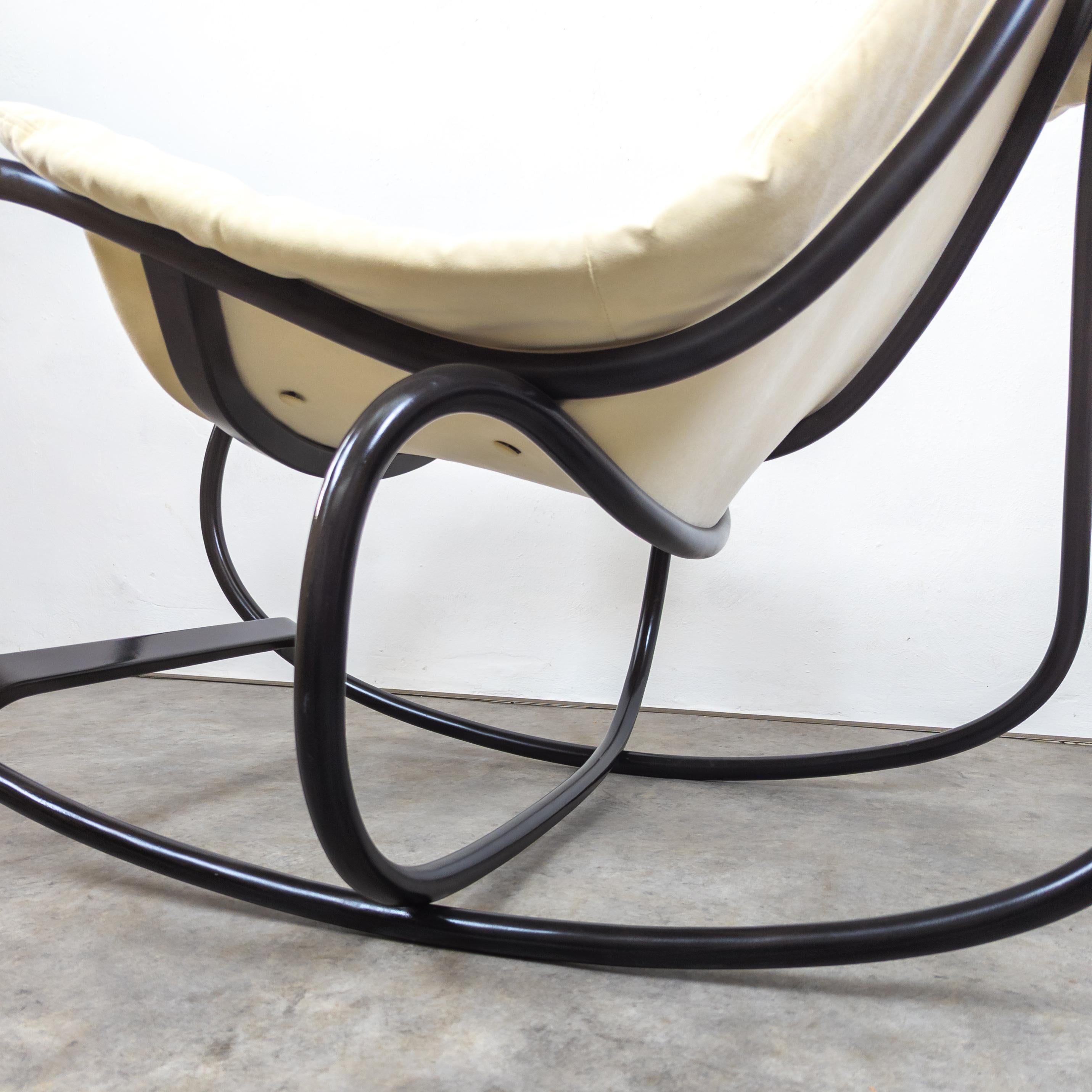 Chaise longue à bascule en bois courbé « Wave » de Michal Riabic pour TON en vente 4