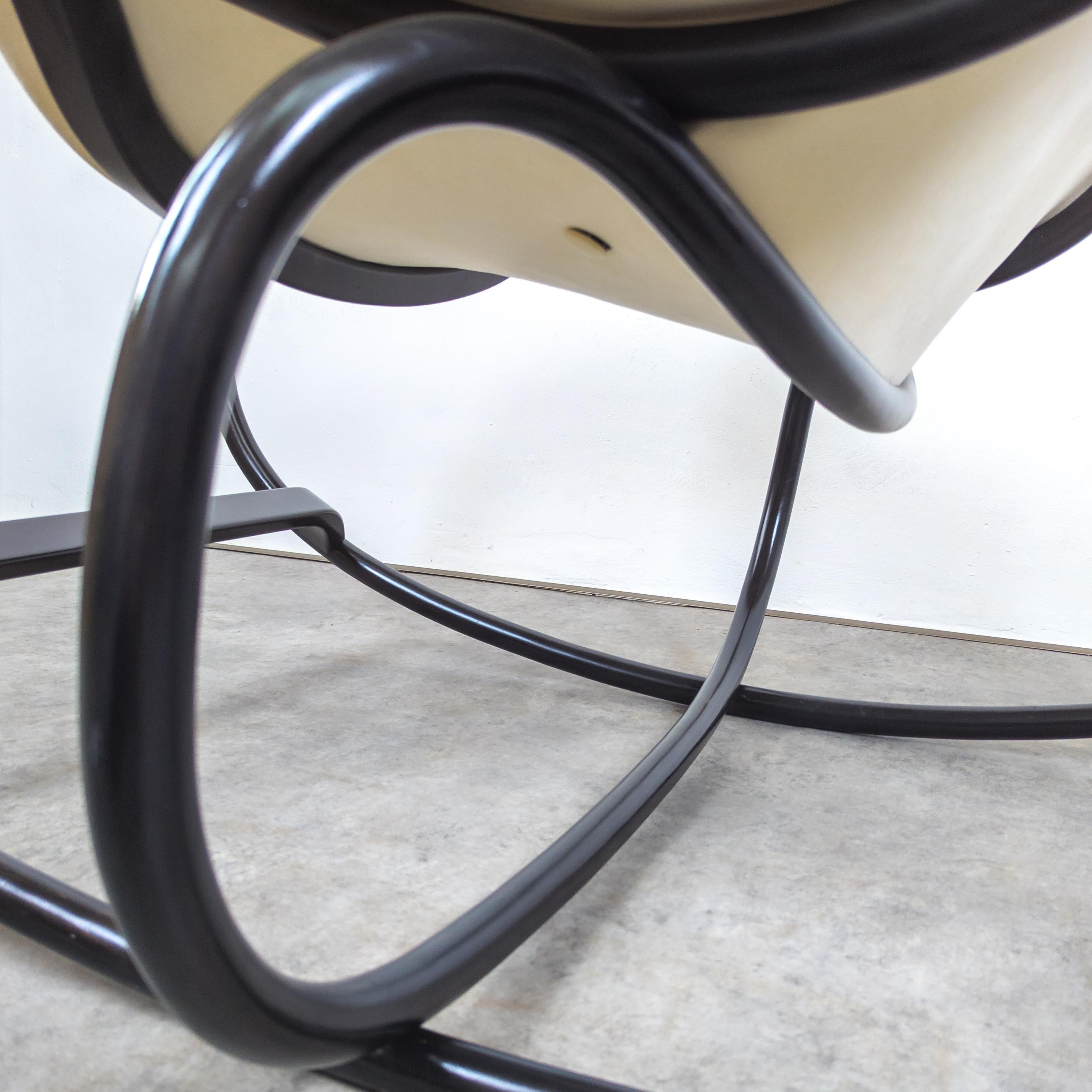 Chaise longue à bascule en bois courbé « Wave » de Michal Riabic pour TON en vente 5