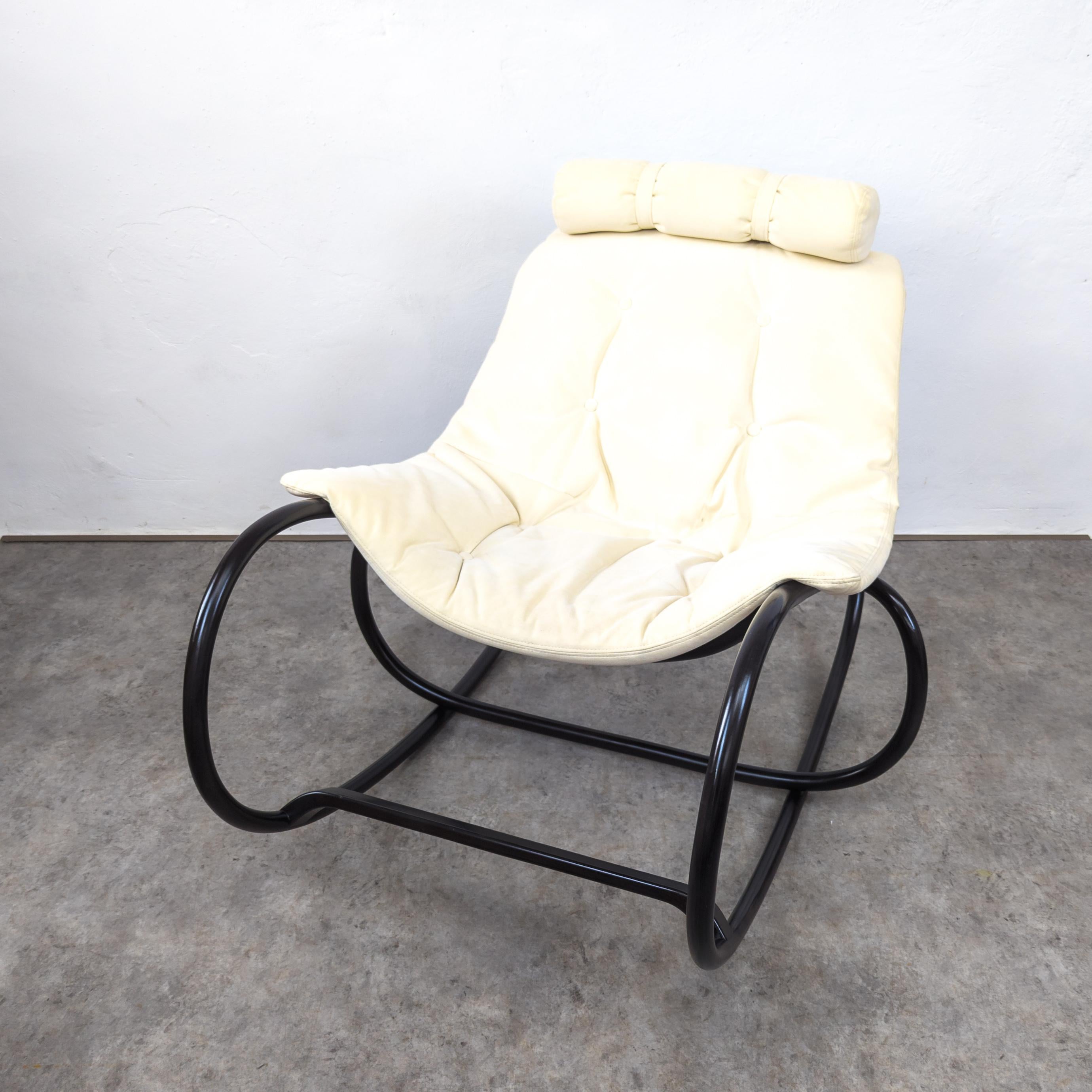 Wave a été conçu pour le 150e anniversaire de l'entreprise de cintrage de meubles de Bystřice pod Hostýnem. Il s'agit d'une refonte du modèle classique de Dondolo. 
Il ne s'agit pas seulement d'un confortable rocking-chair ou d'une chaise longue,