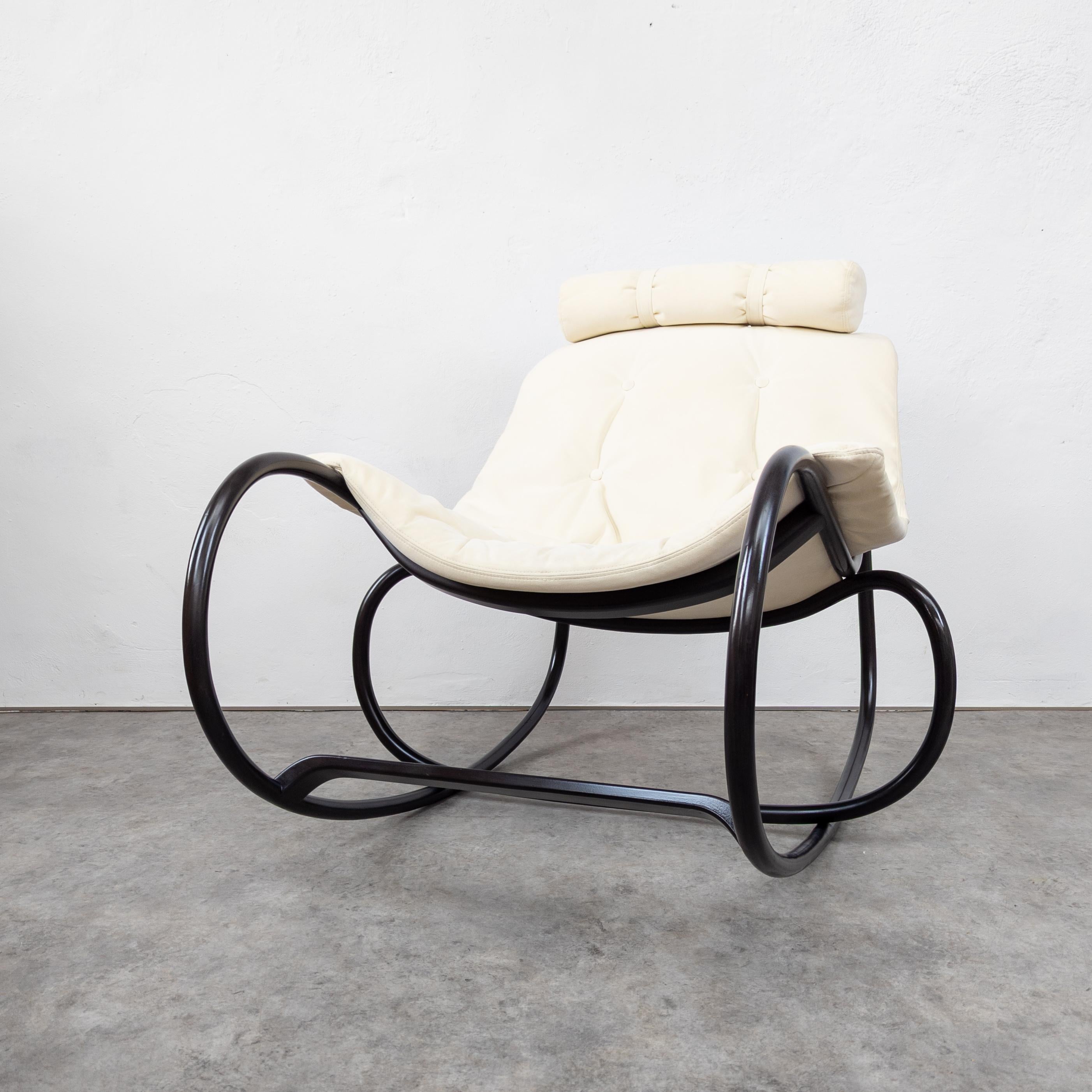 Organique Chaise longue à bascule en bois courbé « Wave » de Michal Riabic pour TON en vente