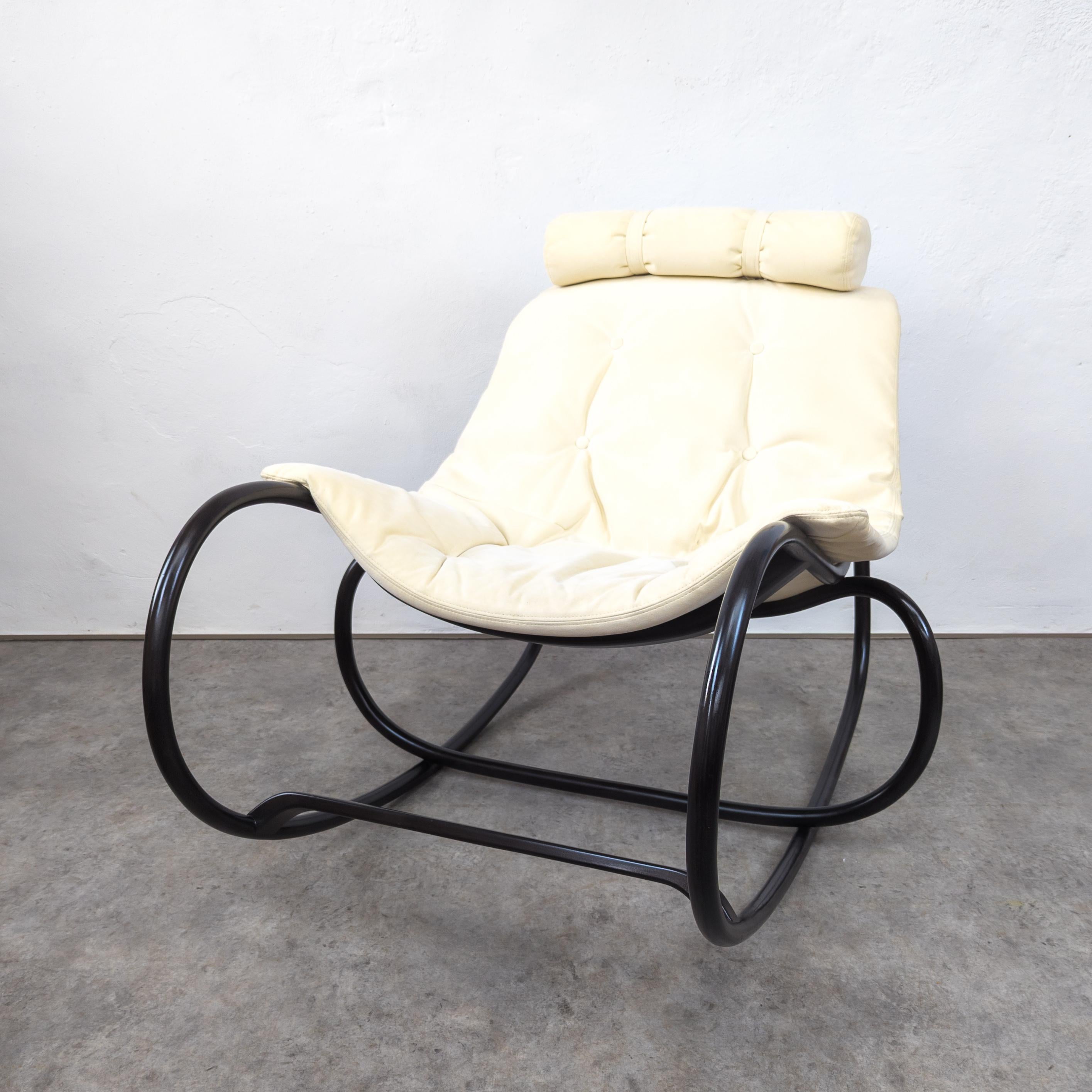 Tchèque Chaise longue à bascule en bois courbé « Wave » de Michal Riabic pour TON en vente