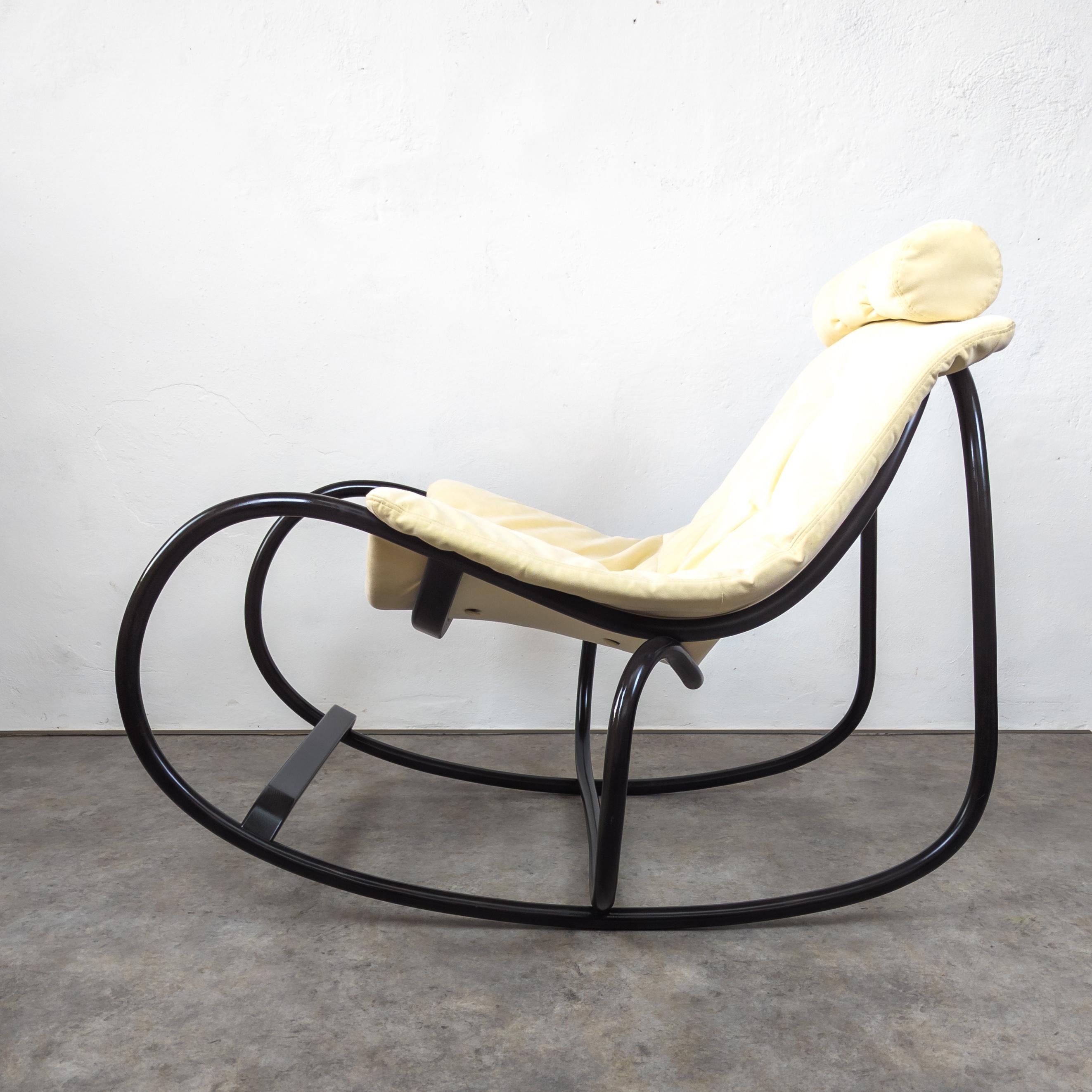 Chaise longue à bascule en bois courbé « Wave » de Michal Riabic pour TON Bon état - En vente à PRAHA 5, CZ