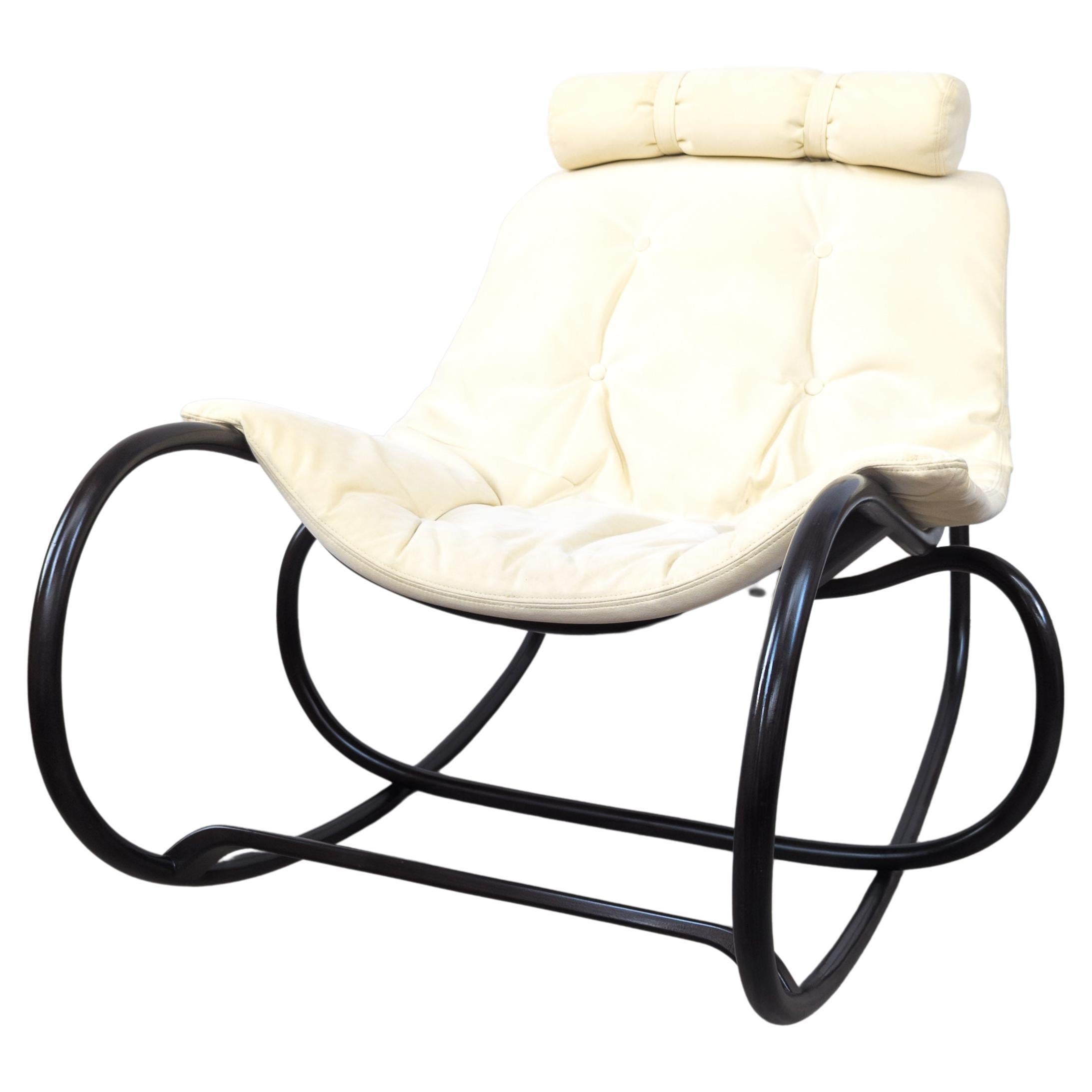 Chaise longue à bascule en bois courbé « Wave » de Michal Riabic pour TON en vente