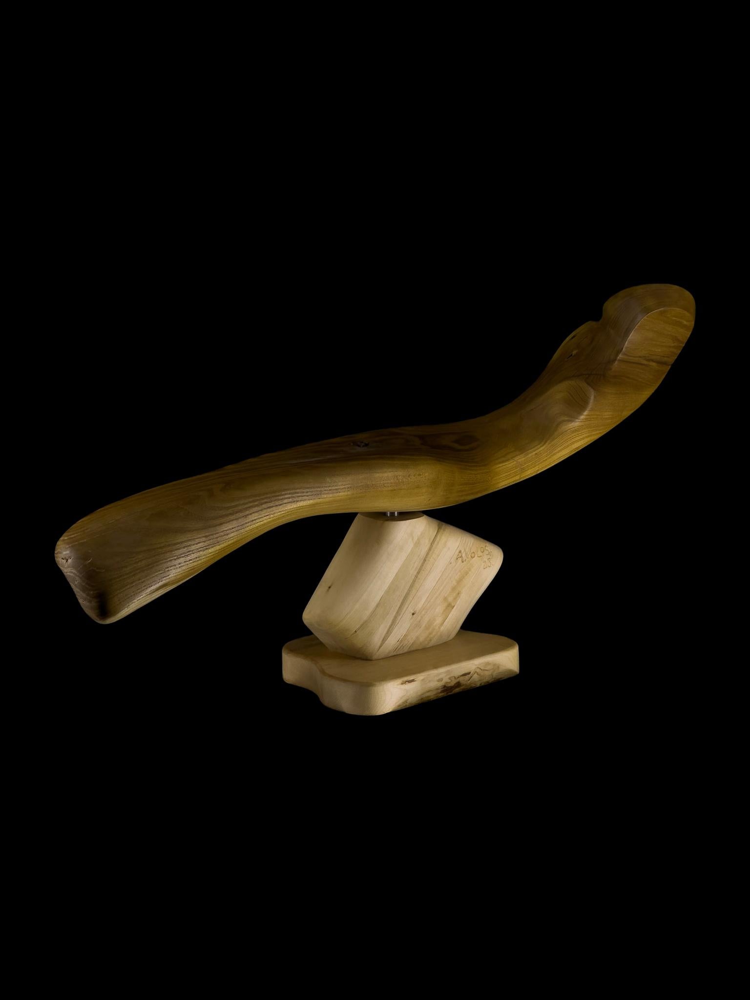 Scultura a onda di Twenty Second Factory
Creato da Alexander Volosenko
Dimensioni: D 23 x L 90 x H 42 cm
Materiali: Wood.

Fondata nel 2017 da Bogdan Kryvosheya, un direttore creativo di Kiev, 22F (Twenty-Second Factory) si dedica a dare vita a