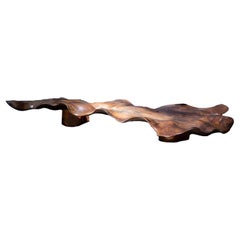 Table sculptée en forme de vague par CEU Studio, représentée par Tuleste Factory