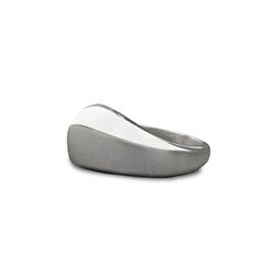 Anello "Wave Shelf" in argento sterling 925 di Leonie Simpson